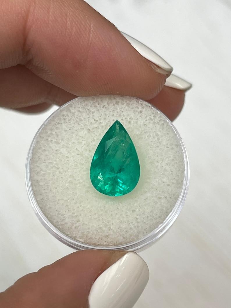 A. Stone: Smeraldo
Peso: 3,80 carati
Forma: Taglio a pera
Chiarezza: Trasparente
Lucentezza: Molto buono
Colore: verde bluastro medio
Misure: 12,99 mm x 8,56 mm x 6,90 mm
Origine geografica: Colombia
Trattamento: Naturale, oliatura

Commenti: A