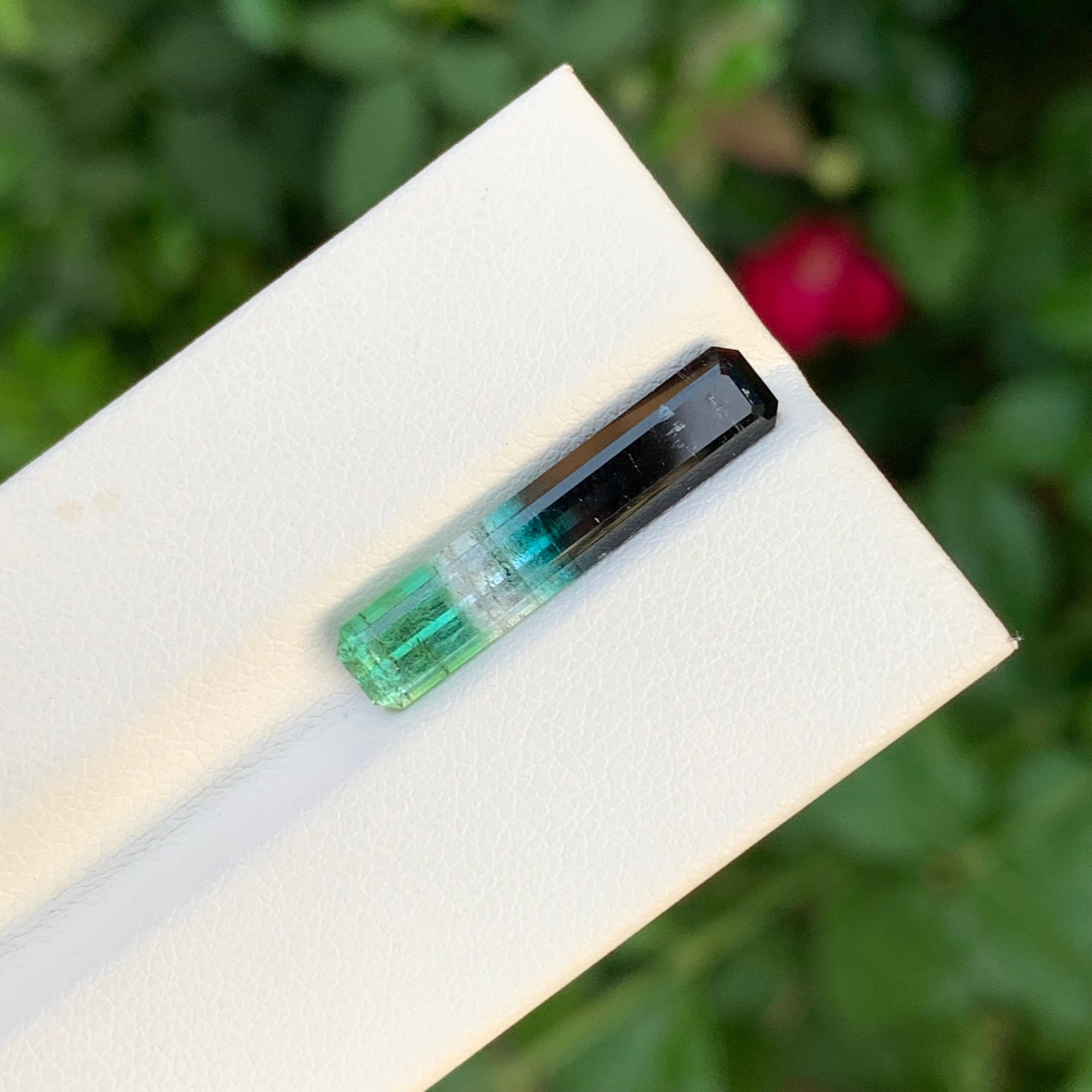 3,80 Karat Erstaunliche Natürliche Lose Tetra Farbe Turmalin Lange Smaragd Form Edelstein für Damen oder Herren im Angebot