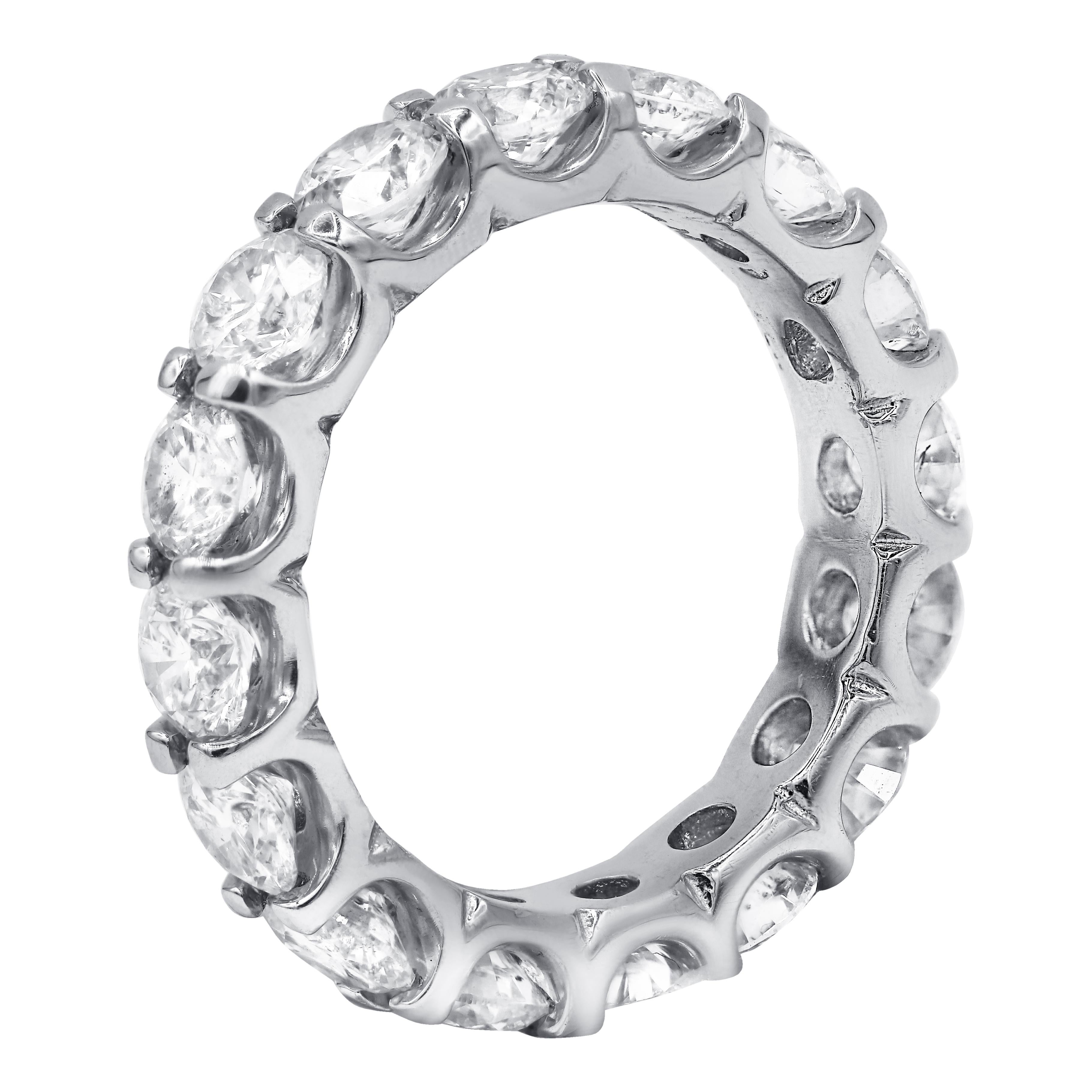 3.80 Carat Diamond Eternity Band in Platinum

Everlasting classic eternity band
Platinum wedding band with round brilliant cut diamonds

Composition:
Platinum
3.80 ct diamonds, sixteen diamonds going all the way around, each stone 0.23 carats,