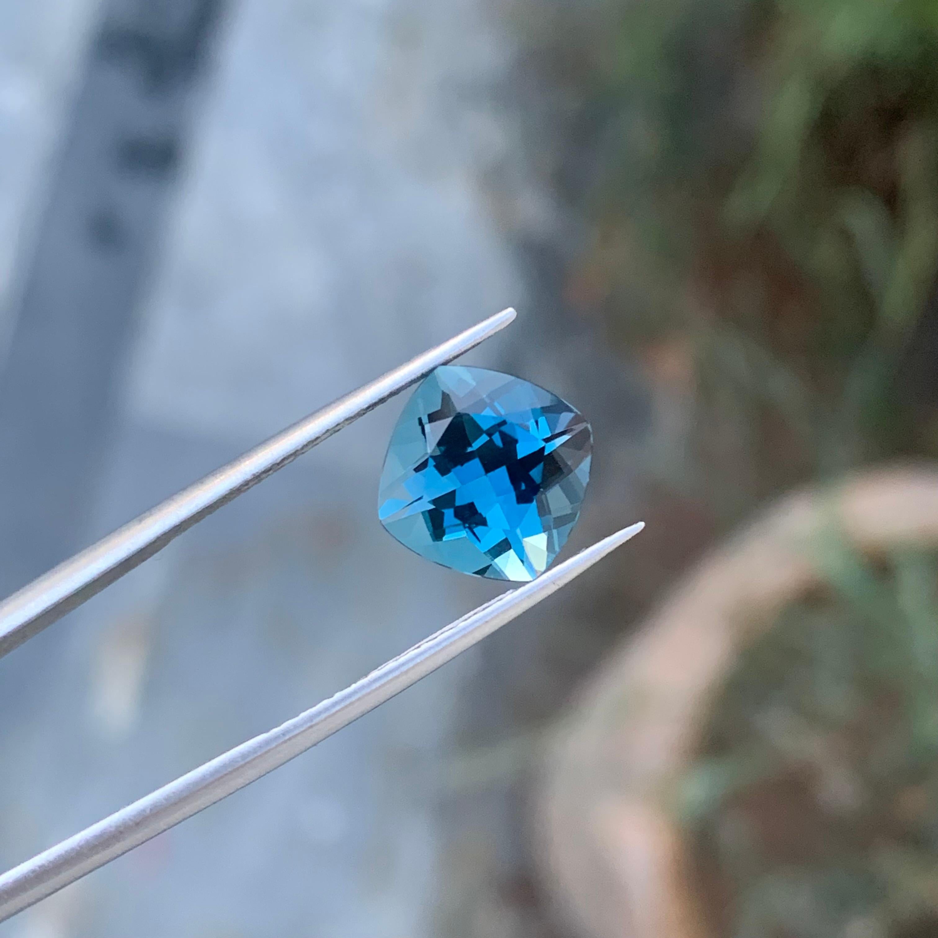 3.80 Carat Gorgeous Loose London Blue Topaz Perfect Square Cut Gem For Ring  In New Condition For Sale In Peshawar, PK
