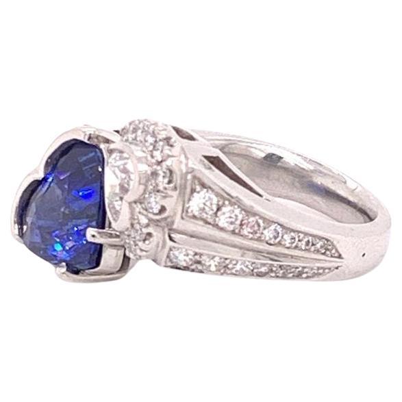 Erleben Sie die Eleganz dieses exquisiten Platinrings, der mit einem prächtigen blauen Saphir von 3,86 Karat in Herzform und einem schillernden Diamanten von 0,50 Karat in Herzform geschmückt ist. Der blaue Saphir, zart erhitzt, steht im
