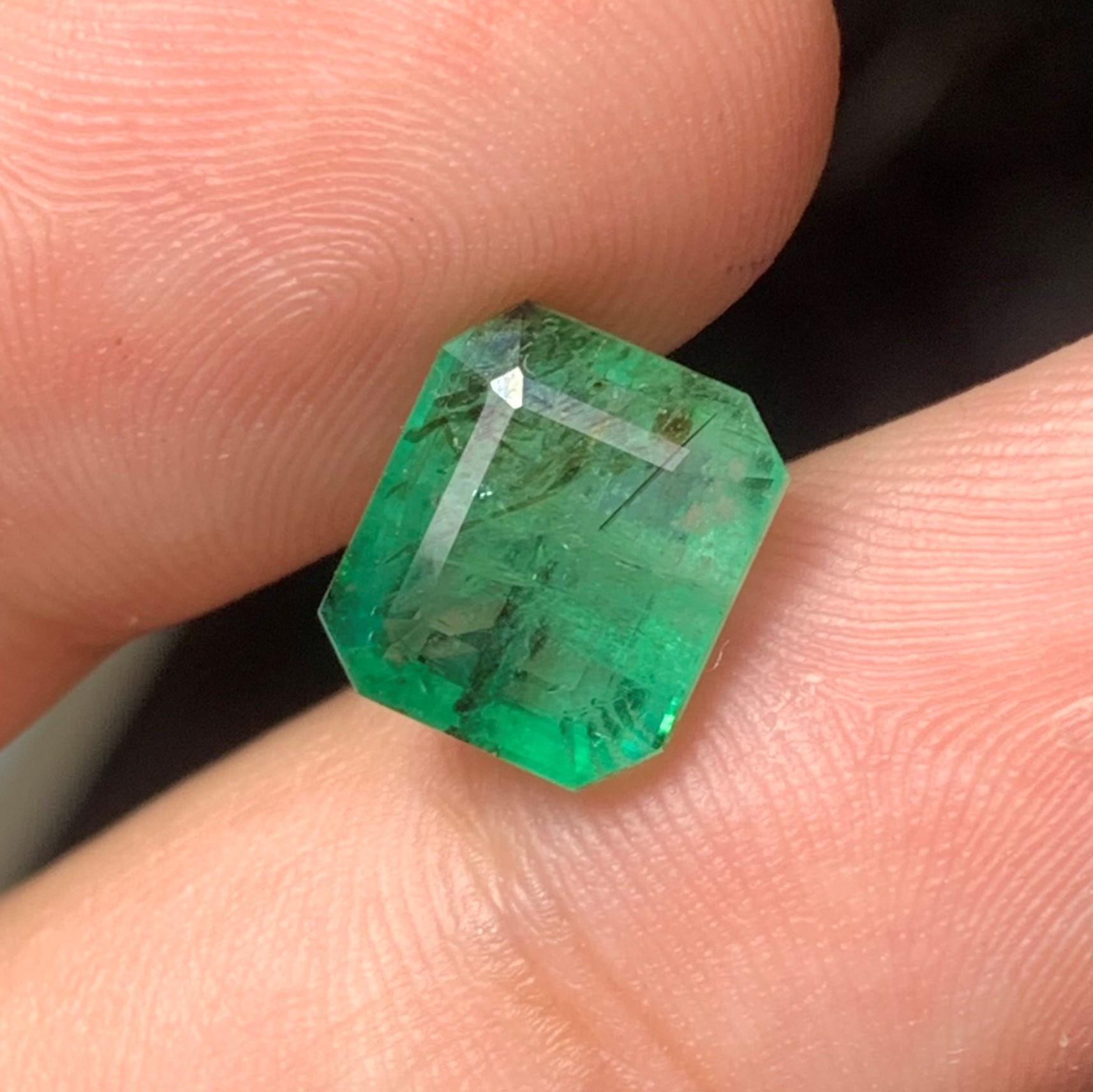 3,80 Karat natürlicher grüner Smaragd aus demambia mit Rutile-Nadelspitze, natürlich (Smaragdschliff)