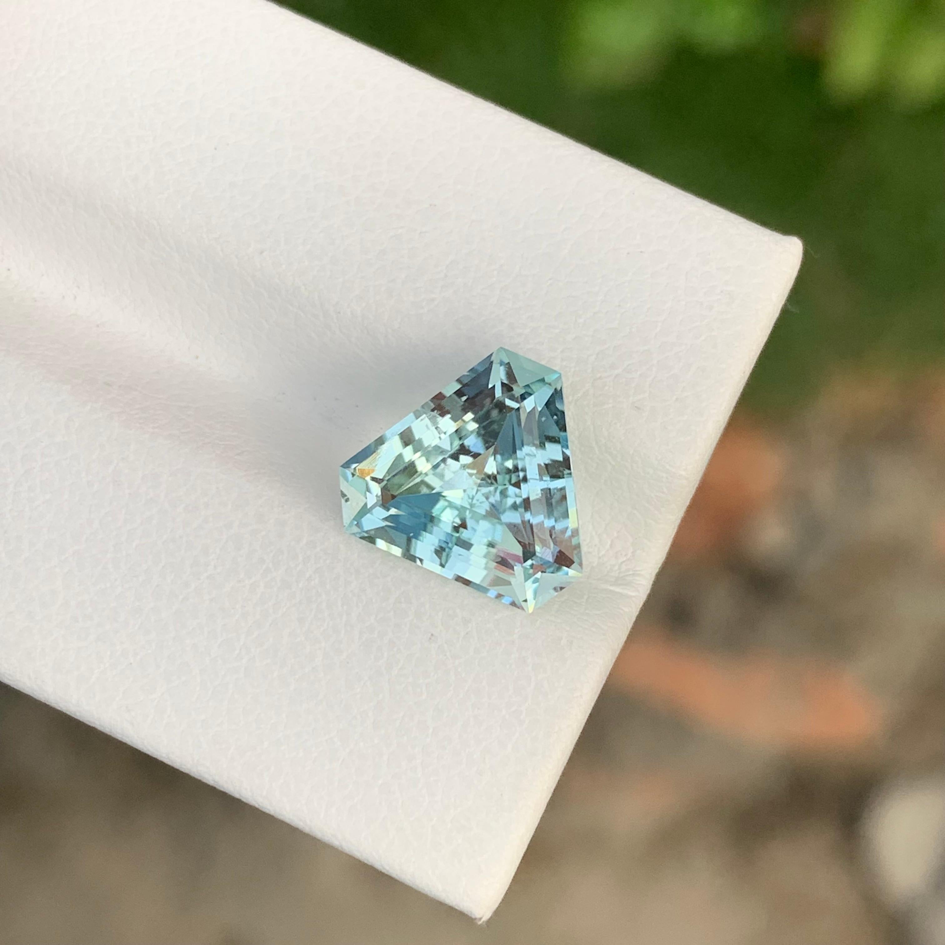 3.80 Carat Natural Loose Aquamarine Trillion Shape Gem For Ring Jewellery  For Sale 4