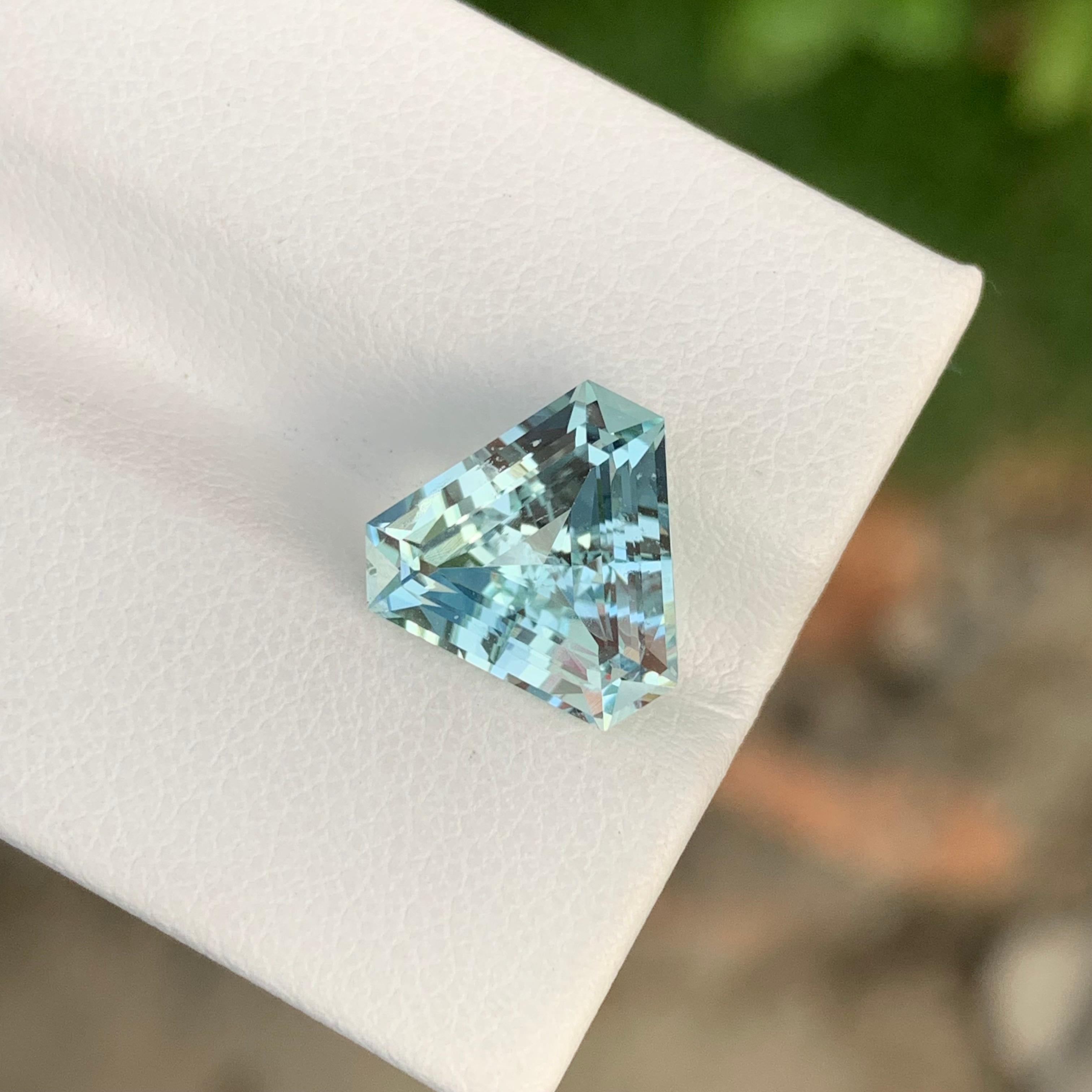 3.80 Carat Natural Loose Aquamarine Trillion Shape Gem For Ring Jewellery  For Sale 5