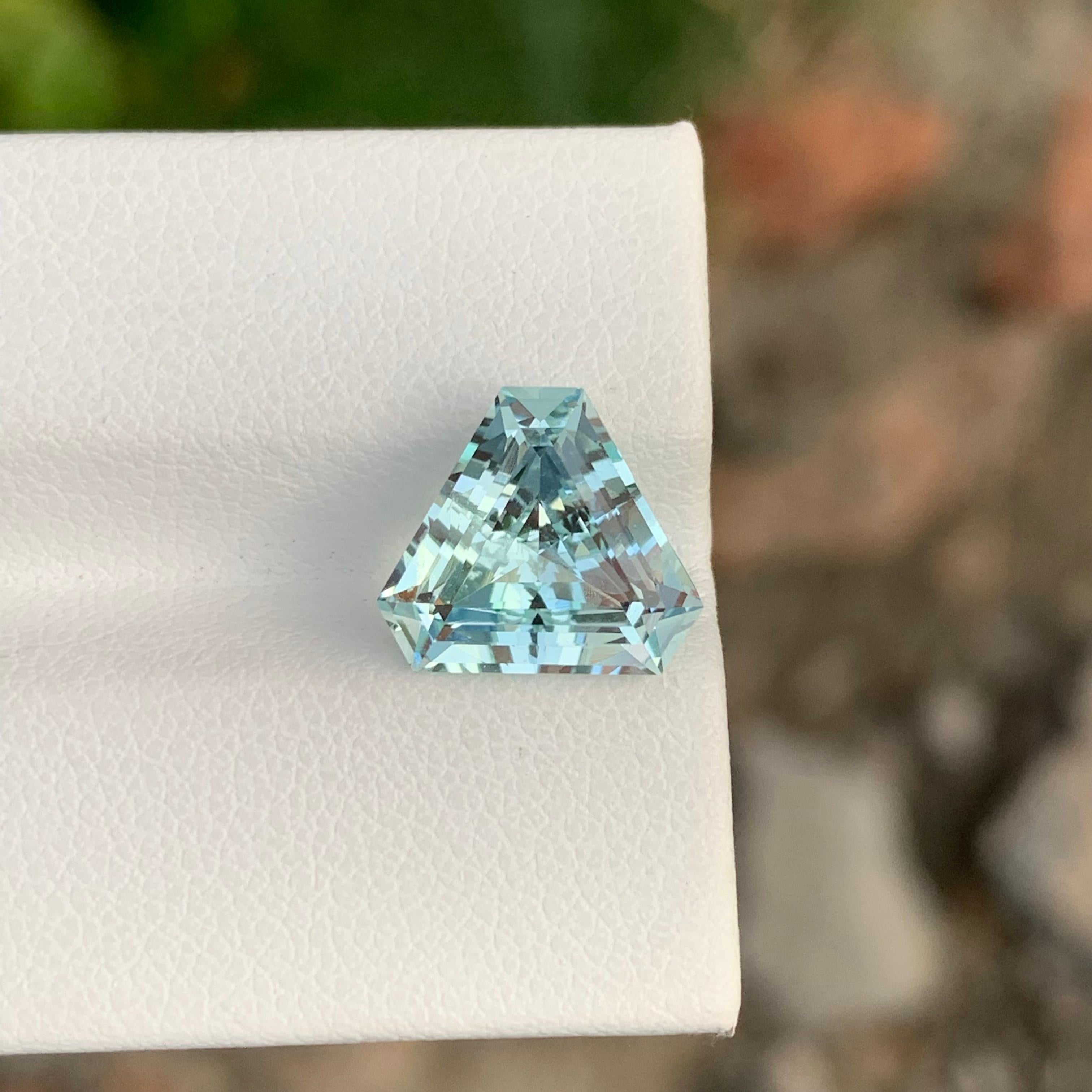 Arts and Crafts 3.80 Carat Natural Loose Aquamarine Trillion Shape Gem For Ring Jewellery  For Sale