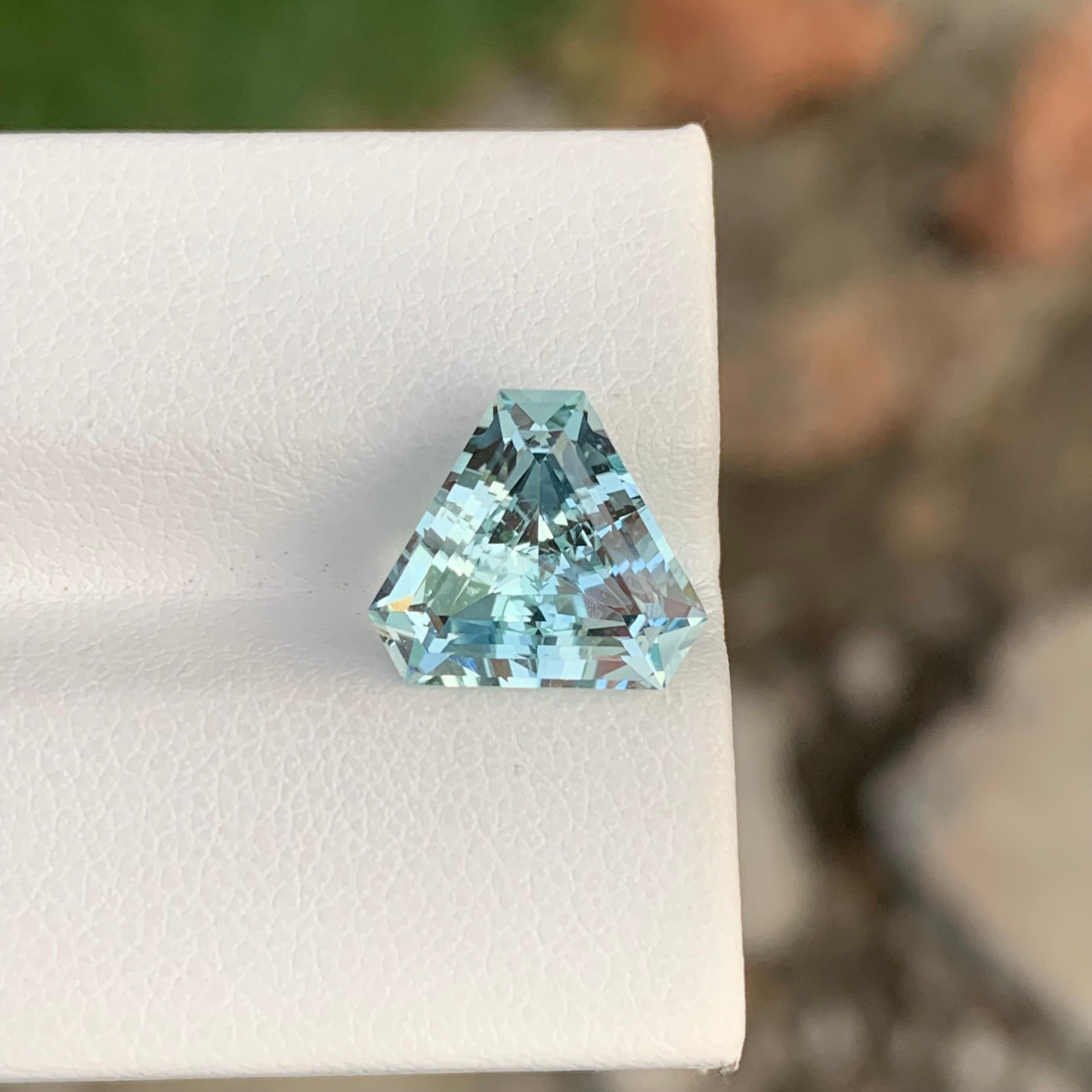 Trillion Cut 3.80 Carat Natural Loose Aquamarine Trillion Shape Gem For Ring Jewellery For Sale