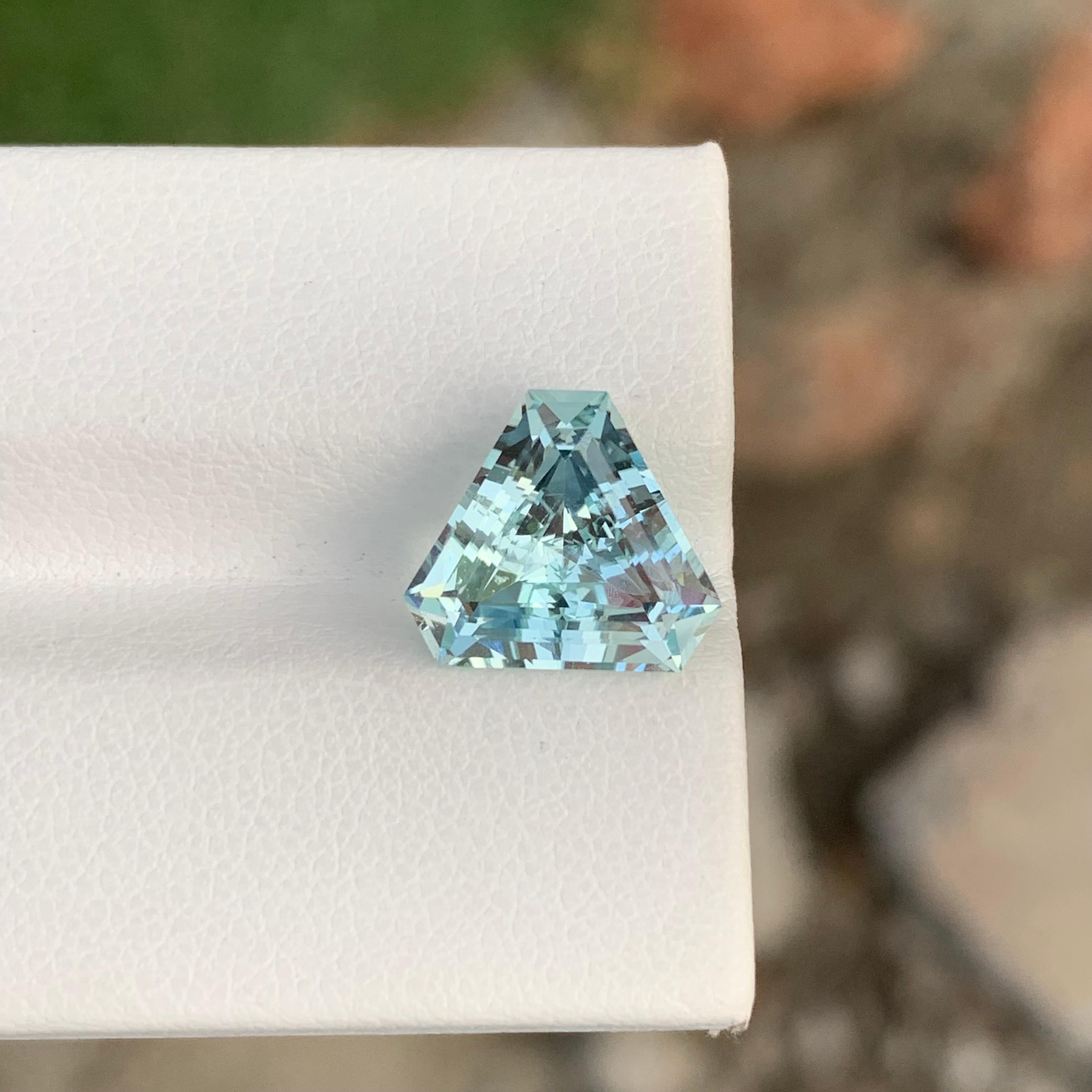 3.80 Carat Natural Loose Aquamarine Trillion Shape Gem For Ring Jewellery  In New Condition For Sale In Peshawar, PK