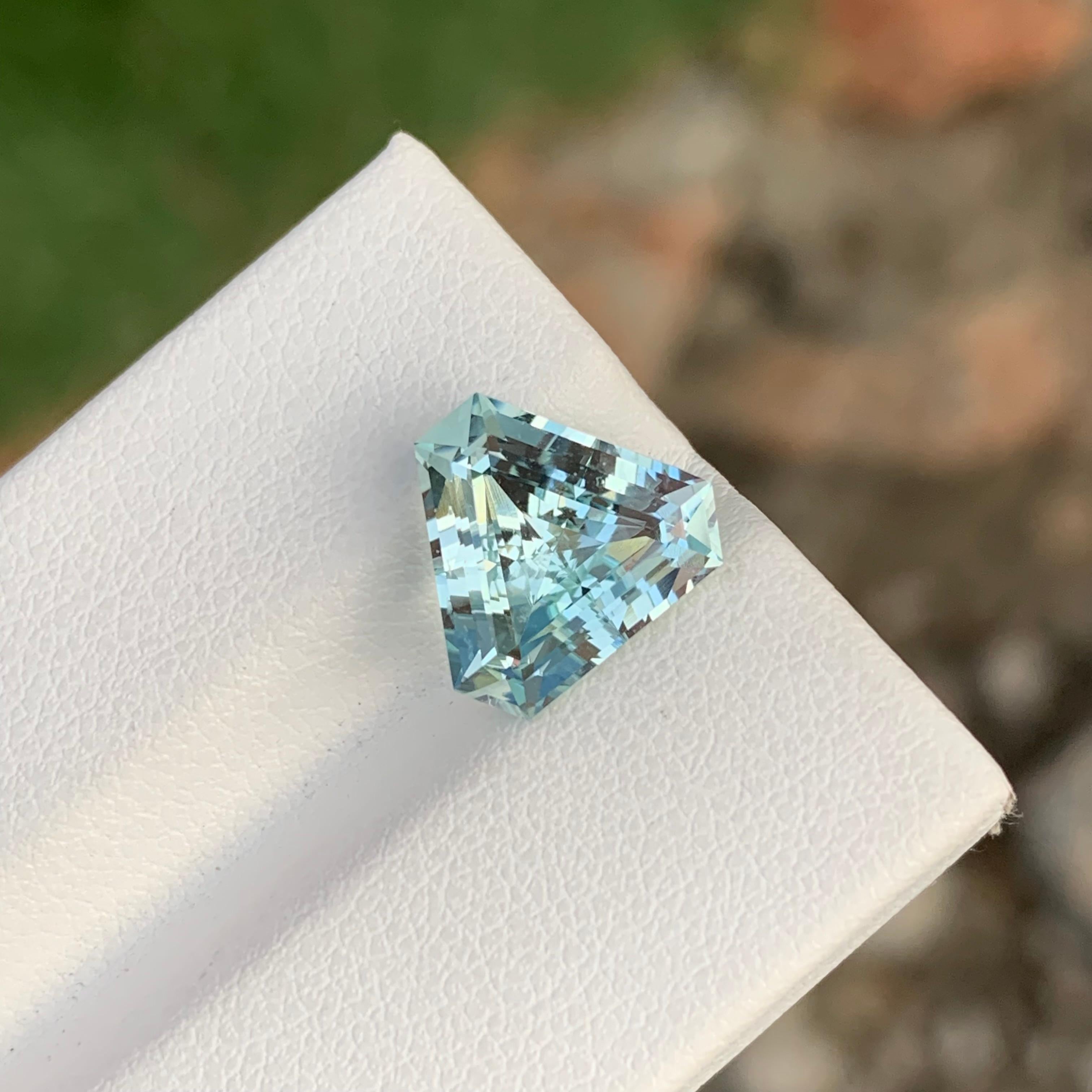 3.80 Carat Natural Loose Aquamarine Trillion Shape Gem For Ring Jewellery  For Sale 1