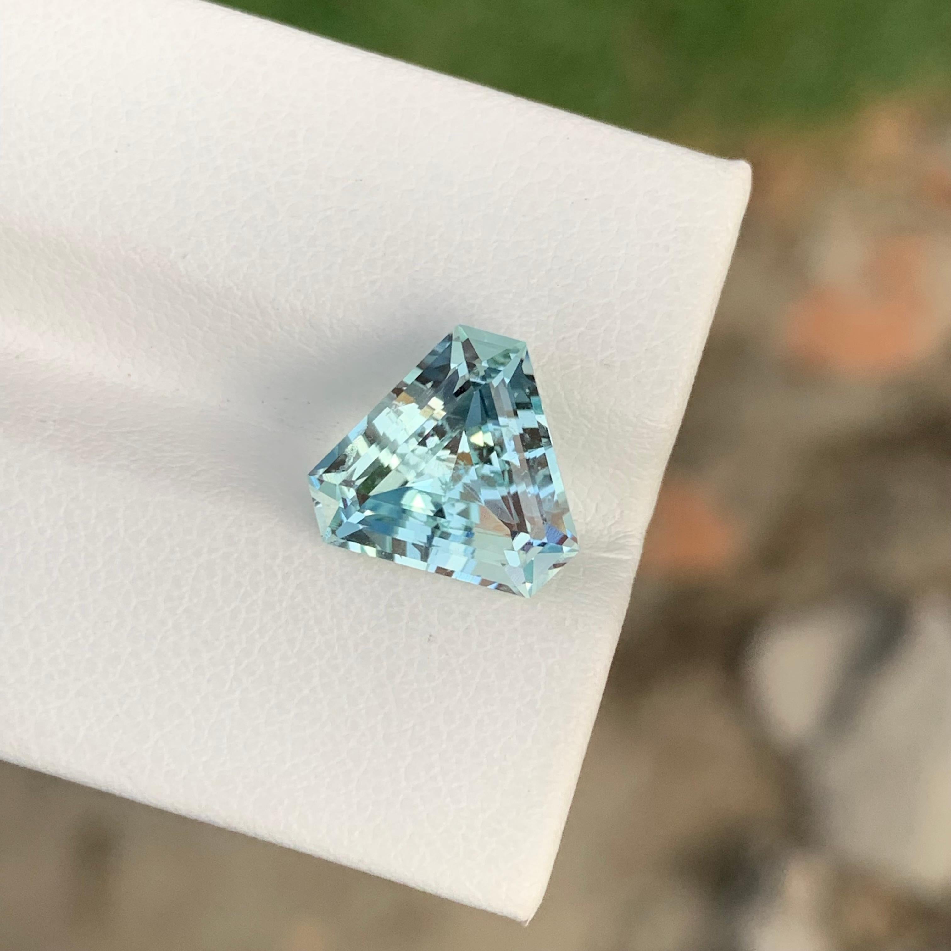 3.80 Carat Natural Loose Aquamarine Trillion Shape Gem For Ring Jewellery  For Sale 2