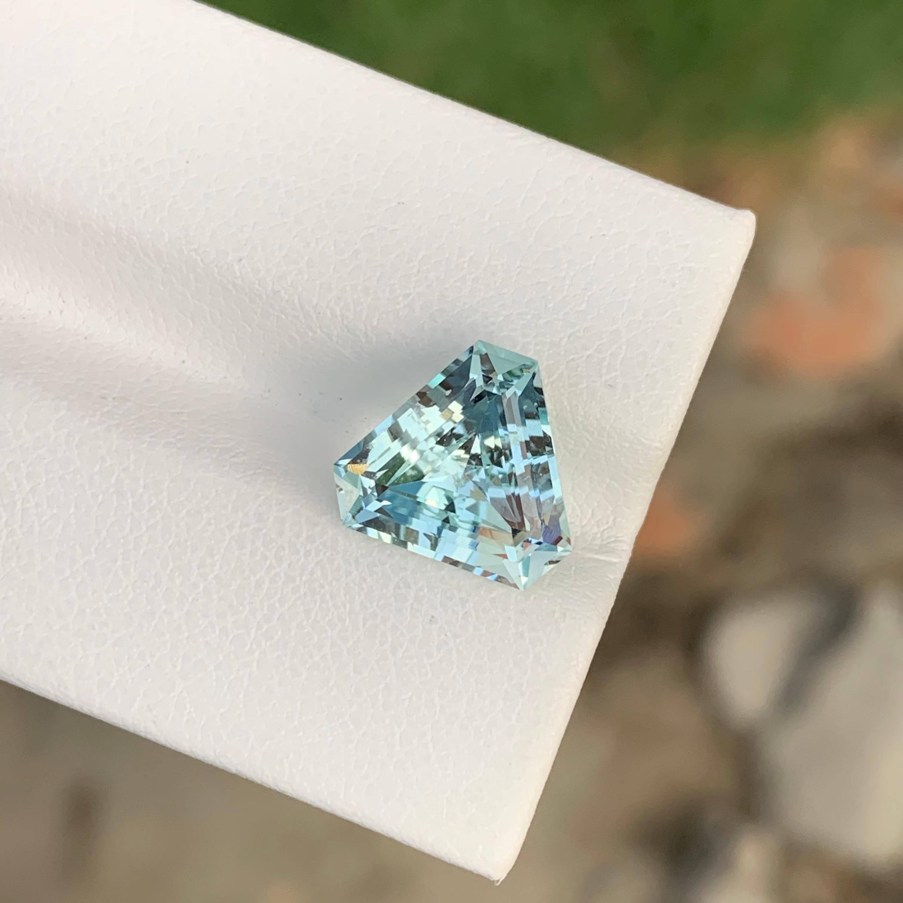 3.80 Carat Natural Loose Aquamarine Trillion Shape Gem For Ring Jewellery For Sale 3