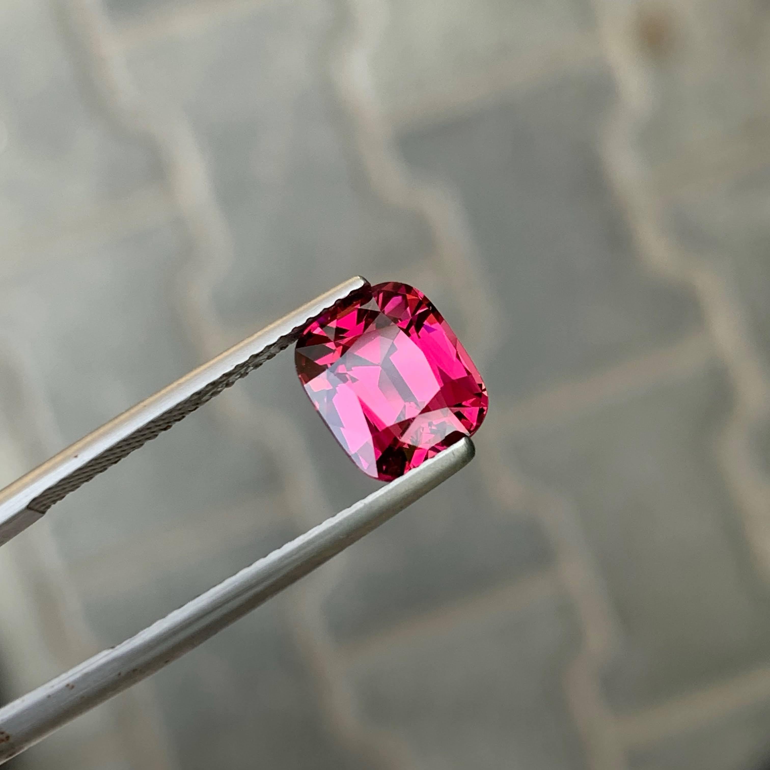 Peso 3,80 carati
Dimensioni 9,4x7,9x5,7 mm
Trattamento Nessuno 
Origine Tanzania 
Chiarezza VVS 
Forma taglio cuscino 





Questo granato rosa-rosso sciolto naturale da 3,80 carati mostra un'accattivante miscela di sfumature rosa e rosse profonde,