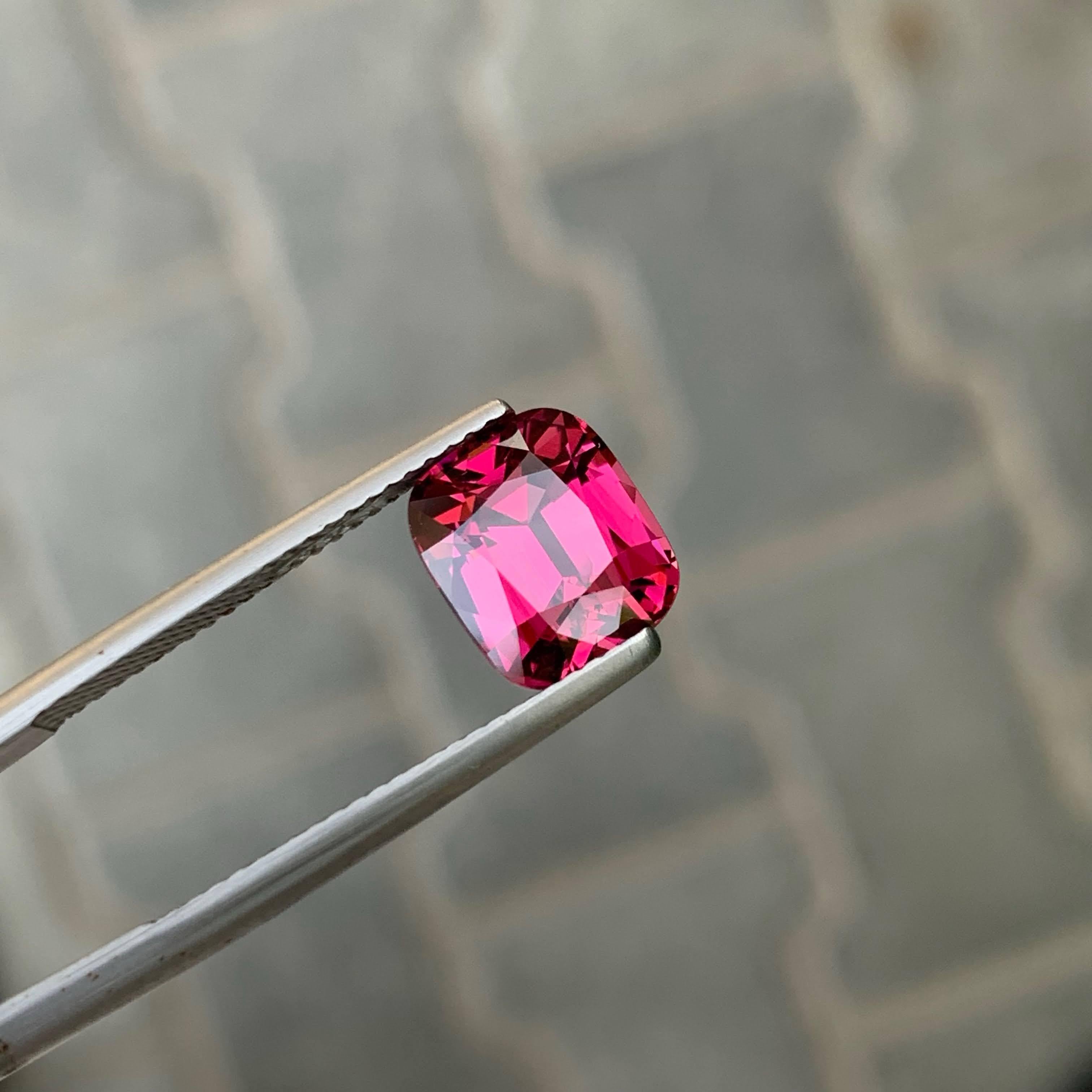 Moderno 3.80 carati di granato rosso rosato naturale sfuso, pietra tagliata a cuscino, gemma della Tanzania in vendita