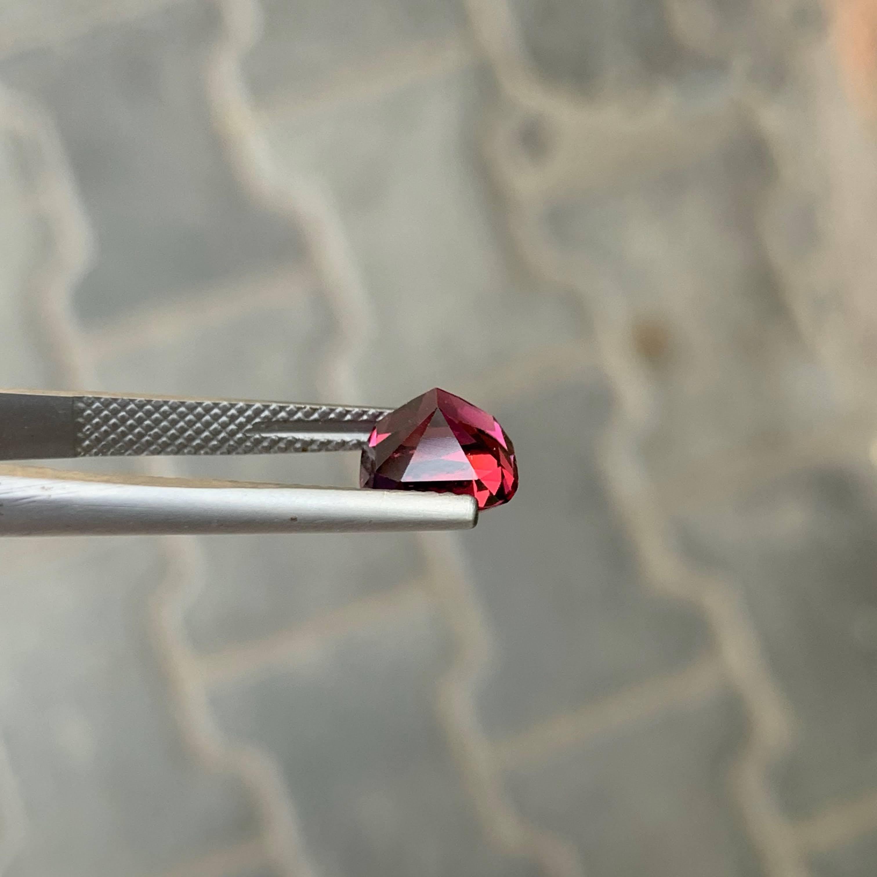 3.80 carati di granato rosso rosato naturale sfuso, pietra tagliata a cuscino, gemma della Tanzania in vendita 1