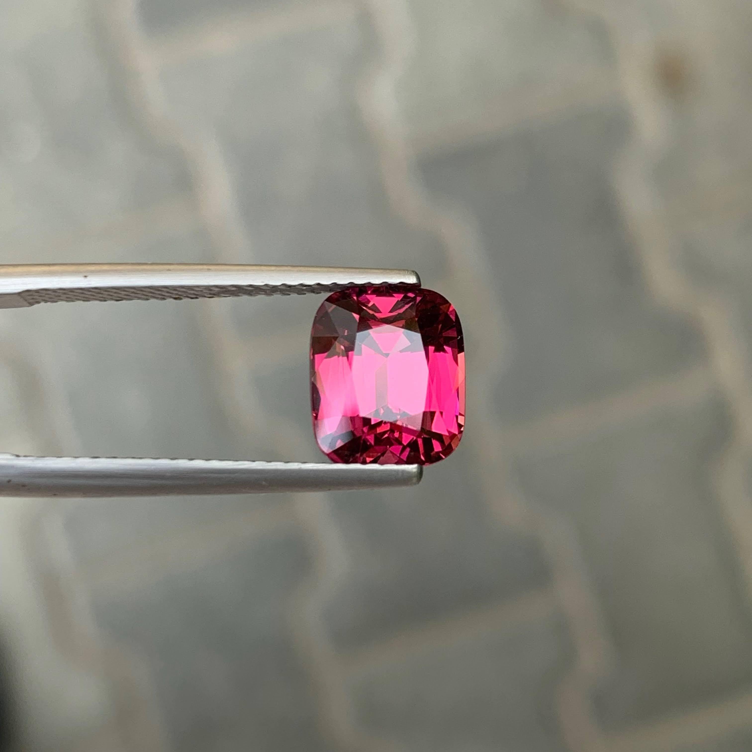 3.80 carati di granato rosso rosato naturale sfuso, pietra tagliata a cuscino, gemma della Tanzania in vendita 3