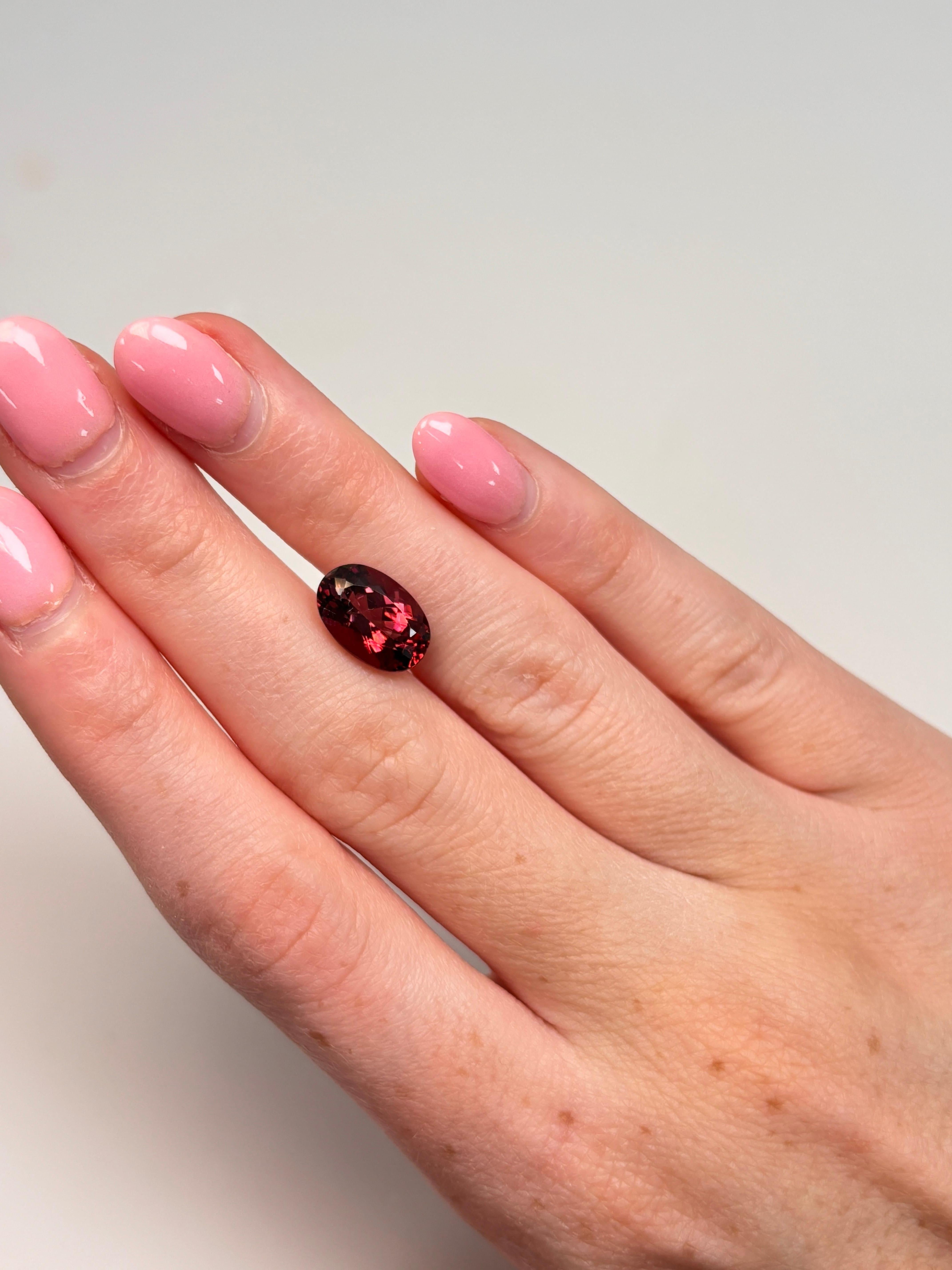 Contemporaneo Gemma sfusa da 3,80 carati con taglio ovale Nature Wine Red Tourmaline in vendita