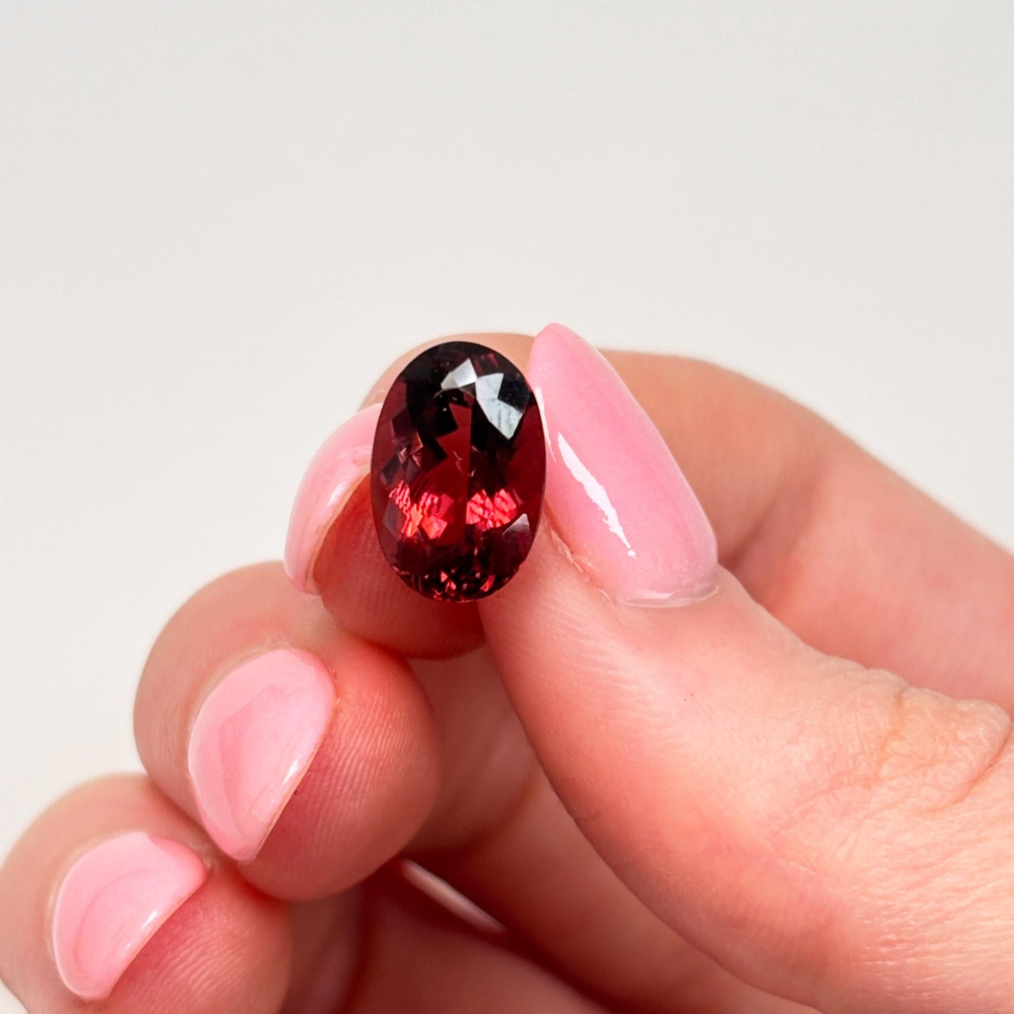 Taglio ovale Gemma sfusa da 3,80 carati con taglio ovale Nature Wine Red Tourmaline in vendita