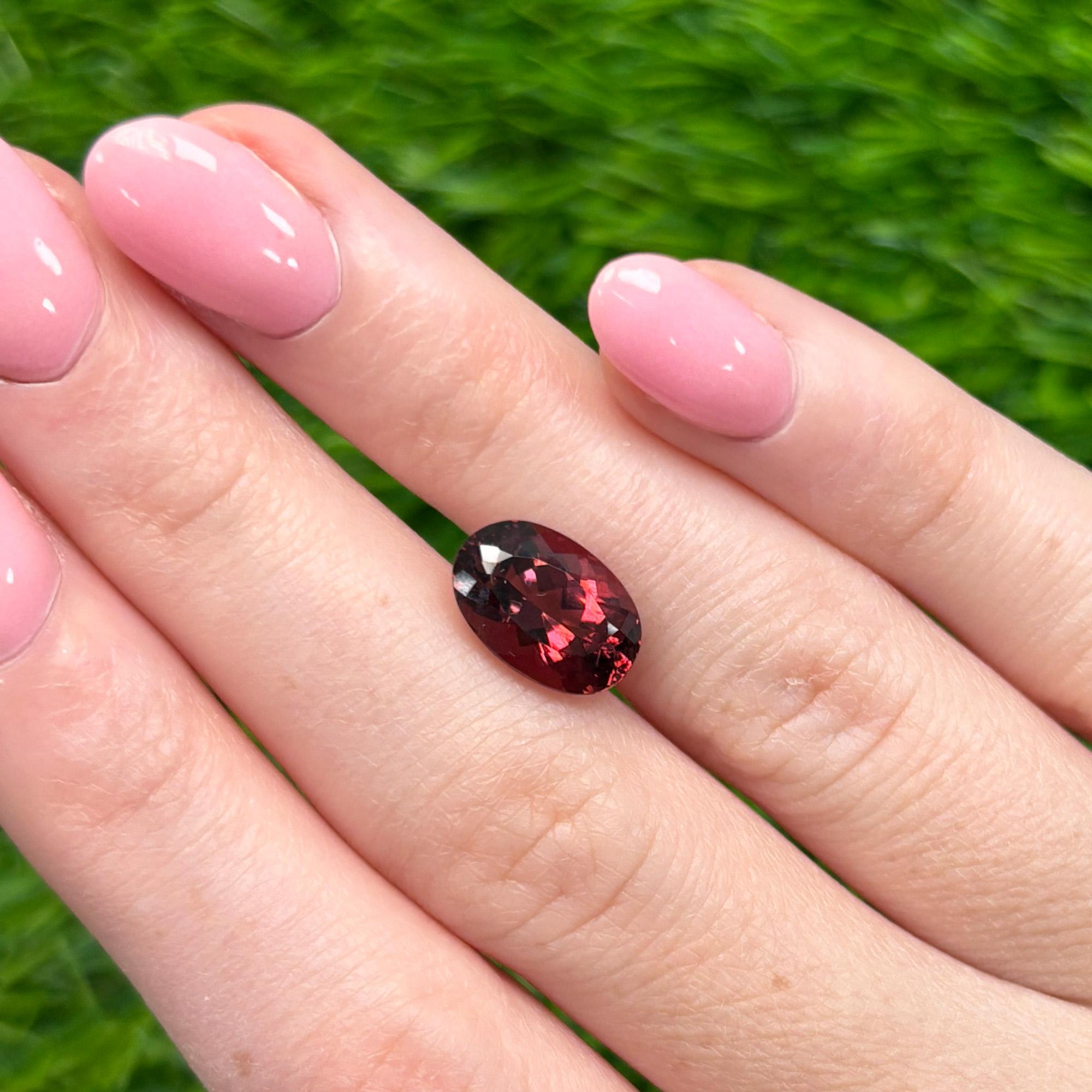 Gemma sfusa da 3,80 carati con taglio ovale Nature Wine Red Tourmaline In condizioni Nuovo in vendita a GREAT NECK, NY