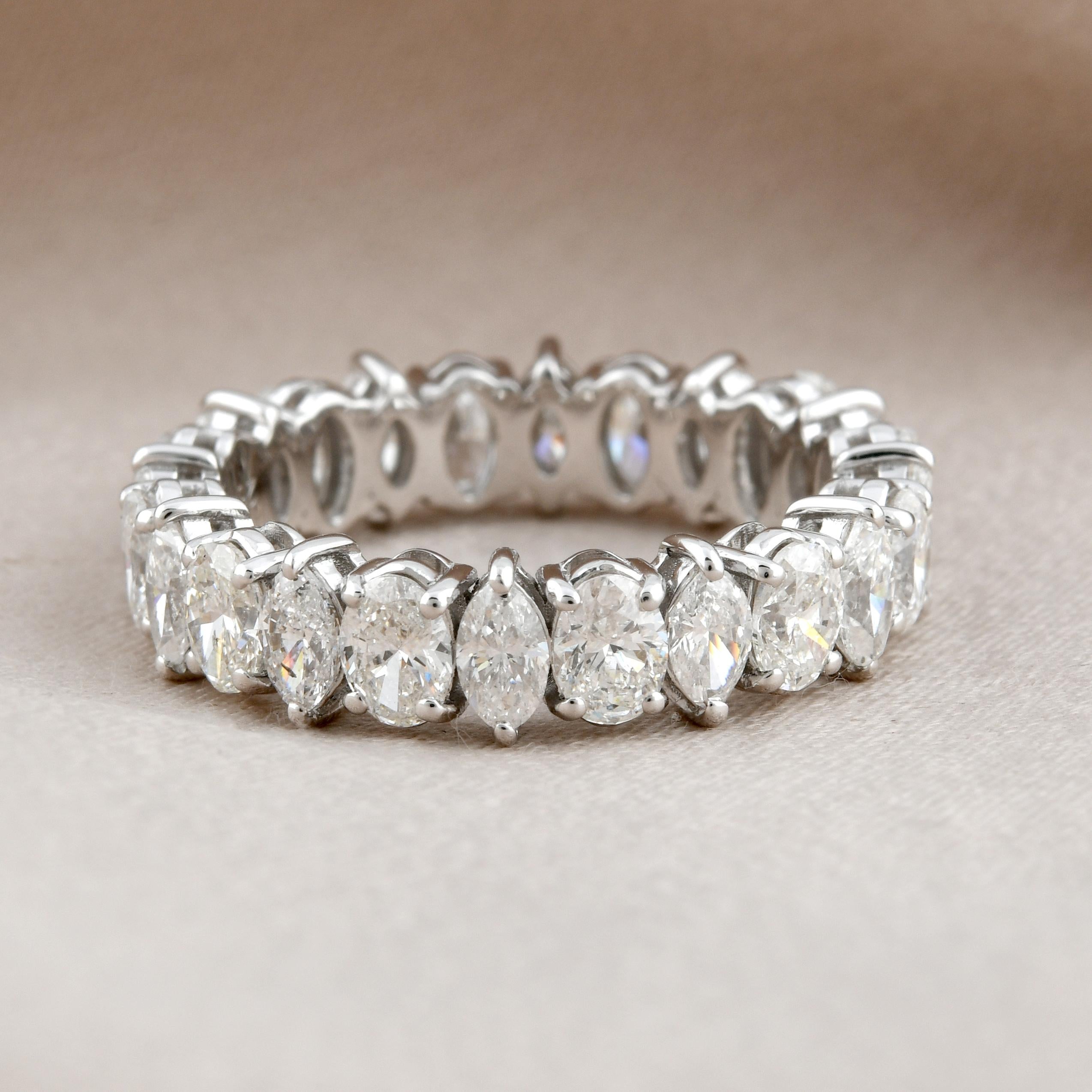Taglio ovale Anello a fascia con diamanti ovali e marquise da 3,80 carati in oro bianco 18 carati Gioielli di pregio in vendita