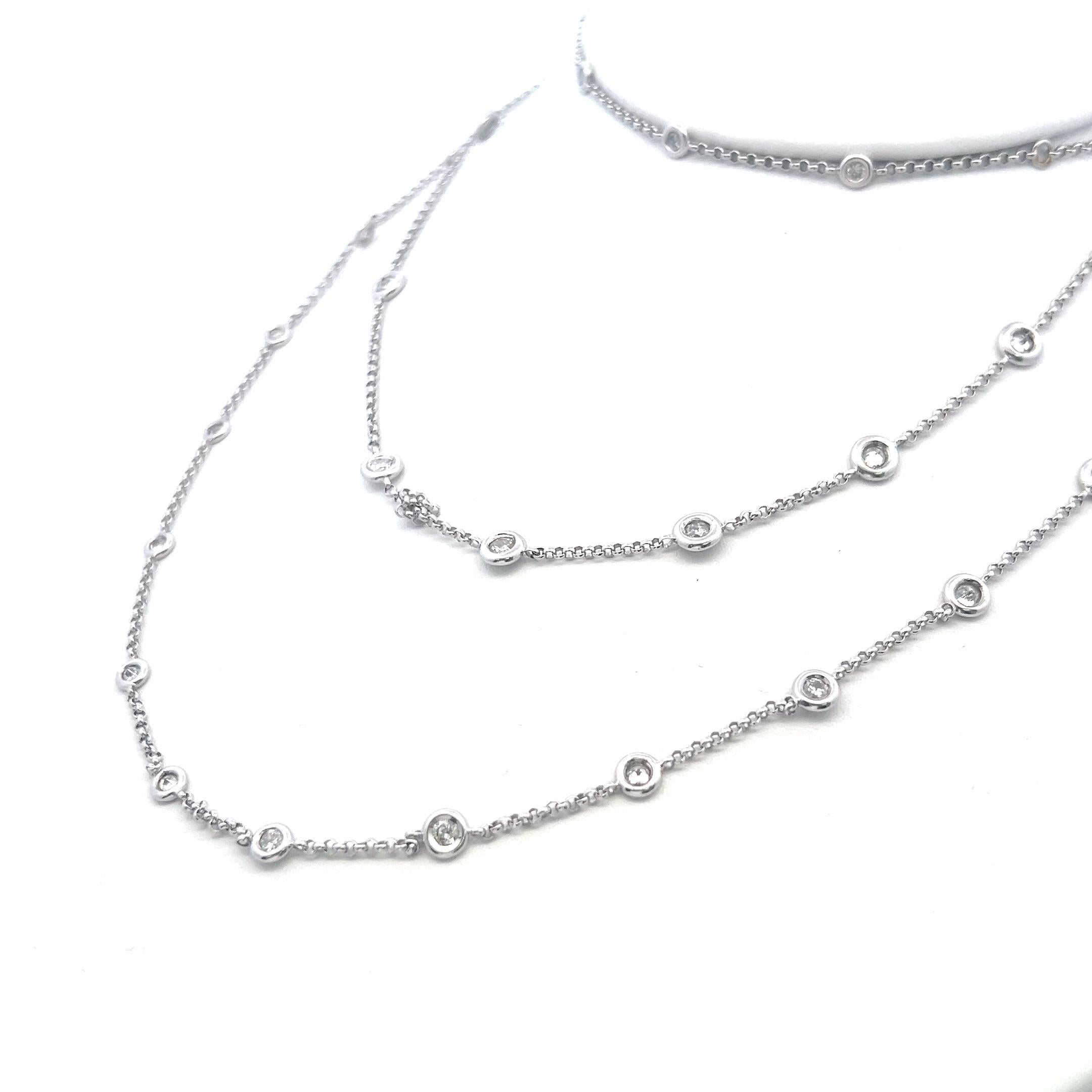 Titre :
Cet élégant collier station en or blanc 14 carats présente 3,80 carats de diamants ronds de taille brillant, chacun serti en chaton pour un look raffiné et moderne. Conçue avec 38 diamants brillants de couleur H et de pureté SI, elle se