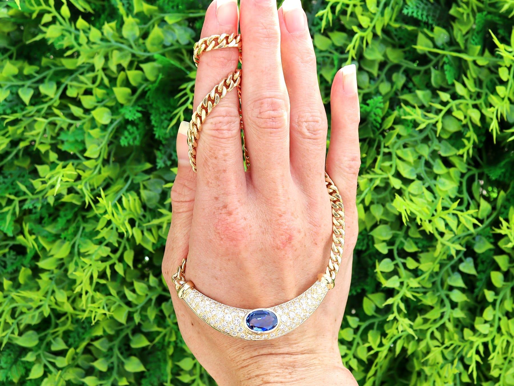 Superbe, fin et impressionnant collier contemporain en saphir de 3,80 carats et diamant de 4,70 carats, en or jaune 18 carats ; faisant partie de nos collections de bijoux en saphir.

Ce collier étonnant, fin et impressionnant a été réalisé en or