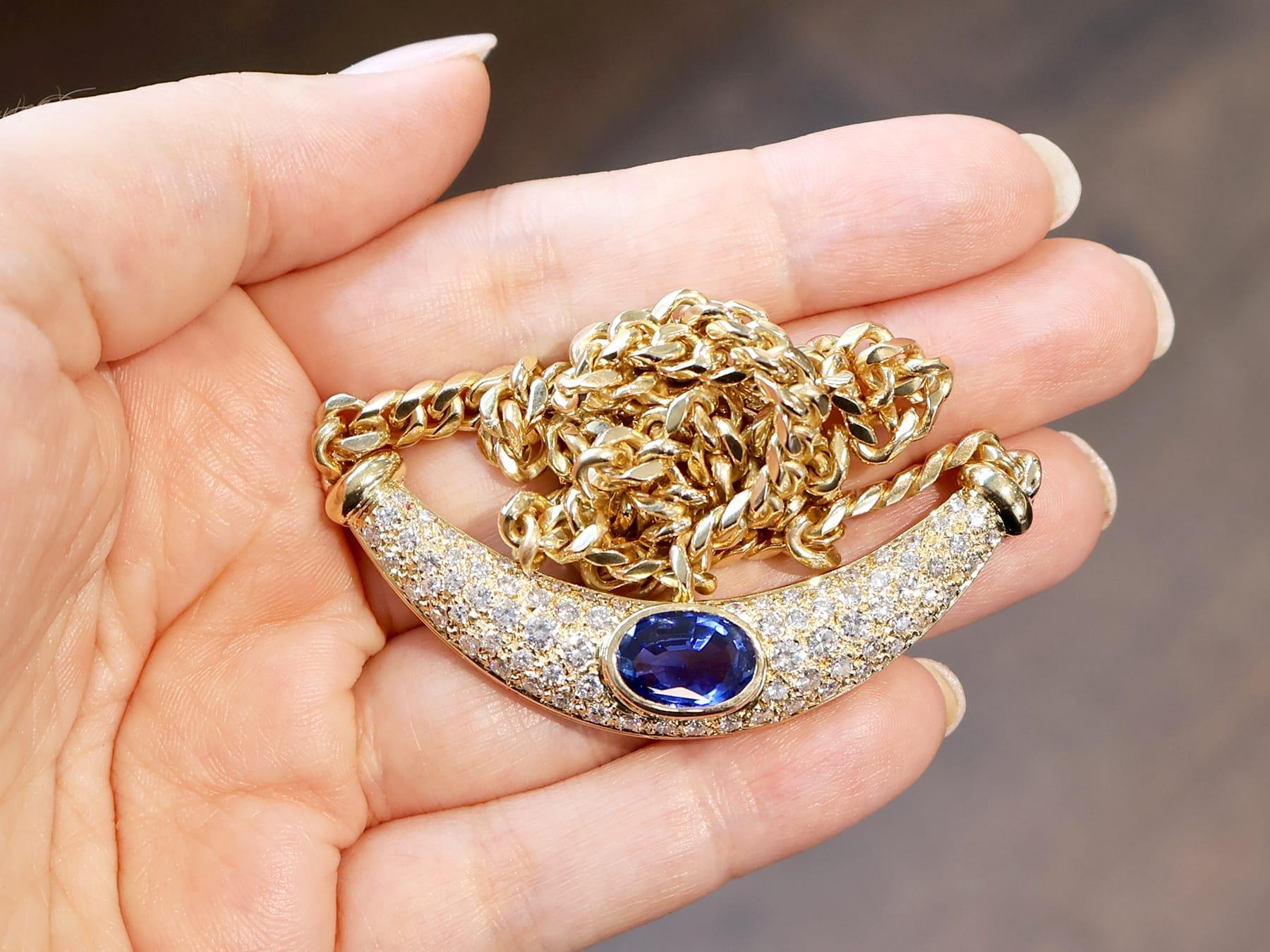 Taille ovale Collier en or jaune 18 carats saphir 3,80 carats et diamant 4,70 carats Circa 2000 en vente