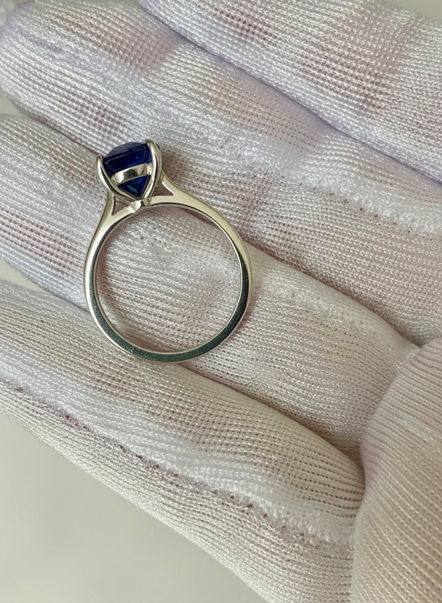 Bague de fiançailles solitaire en platine avec saphir de 3,80 carats Pour femmes en vente