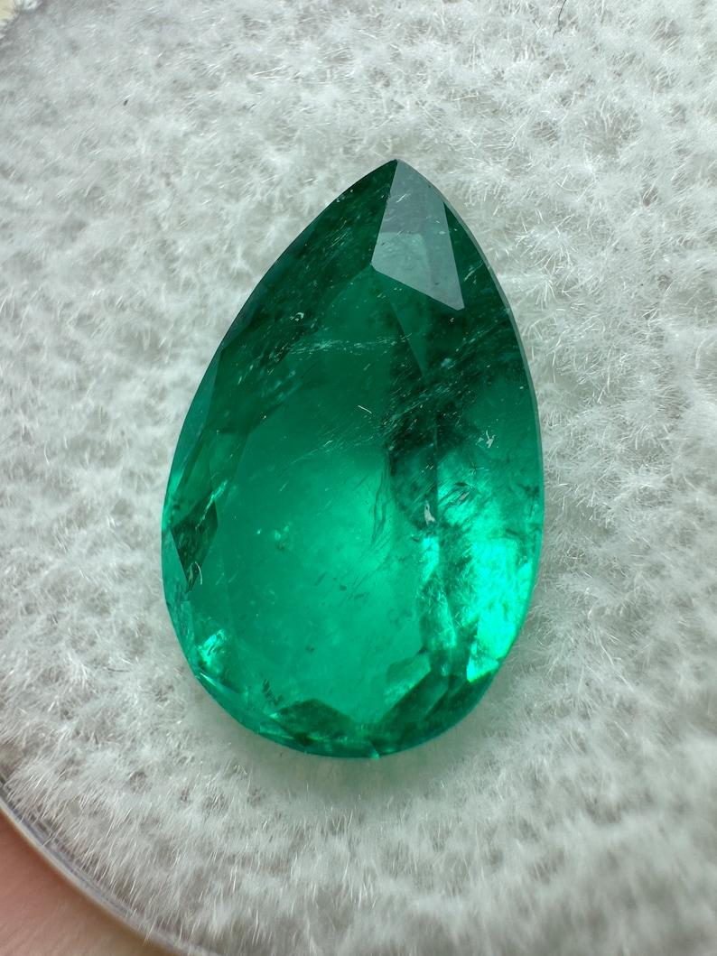 A. Stone: Smeraldo
Peso: 3,80 carati
Forma: Taglio a pera
Chiarezza: Trasparente
Lucentezza: Eccellente-Molto buona
Colore: Verde bluastro vivace
Misure: 12,73 mm x 8,37 mm x 6,55 mm
Origine geografica: Colombia
Trattamento: Naturale,