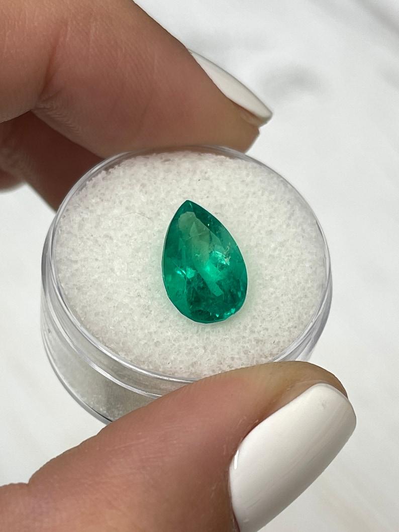 Taglio a goccia Smeraldo colombiano verde bluastro da 3,80 carati - Taglio a pera in vendita