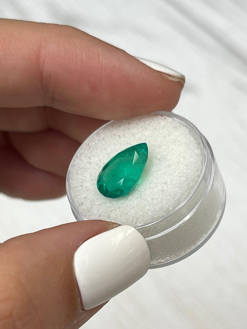 Donna Smeraldo colombiano verde bluastro da 3,80 carati - Taglio a pera in vendita