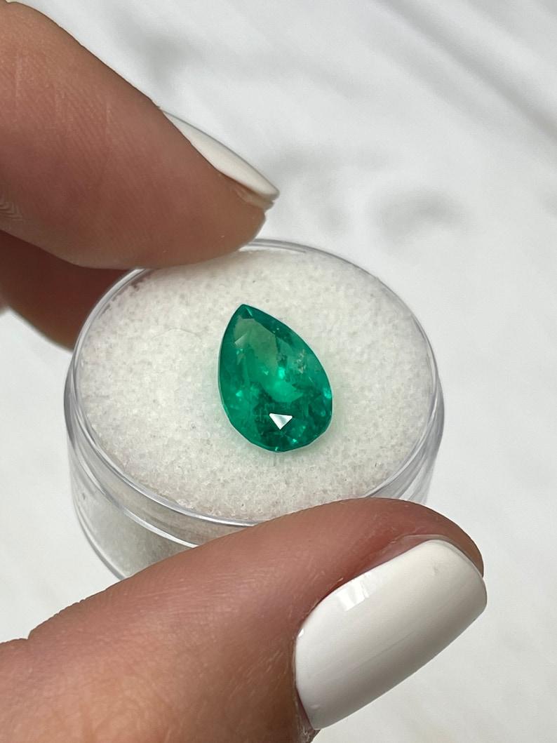 Smeraldo colombiano verde bluastro da 3,80 carati - Taglio a pera in vendita 1