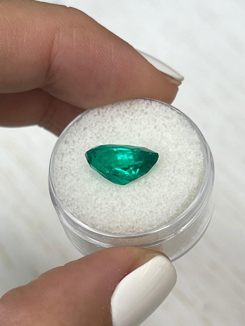Smeraldo colombiano verde bluastro da 3,80 carati - Taglio a pera in vendita 2