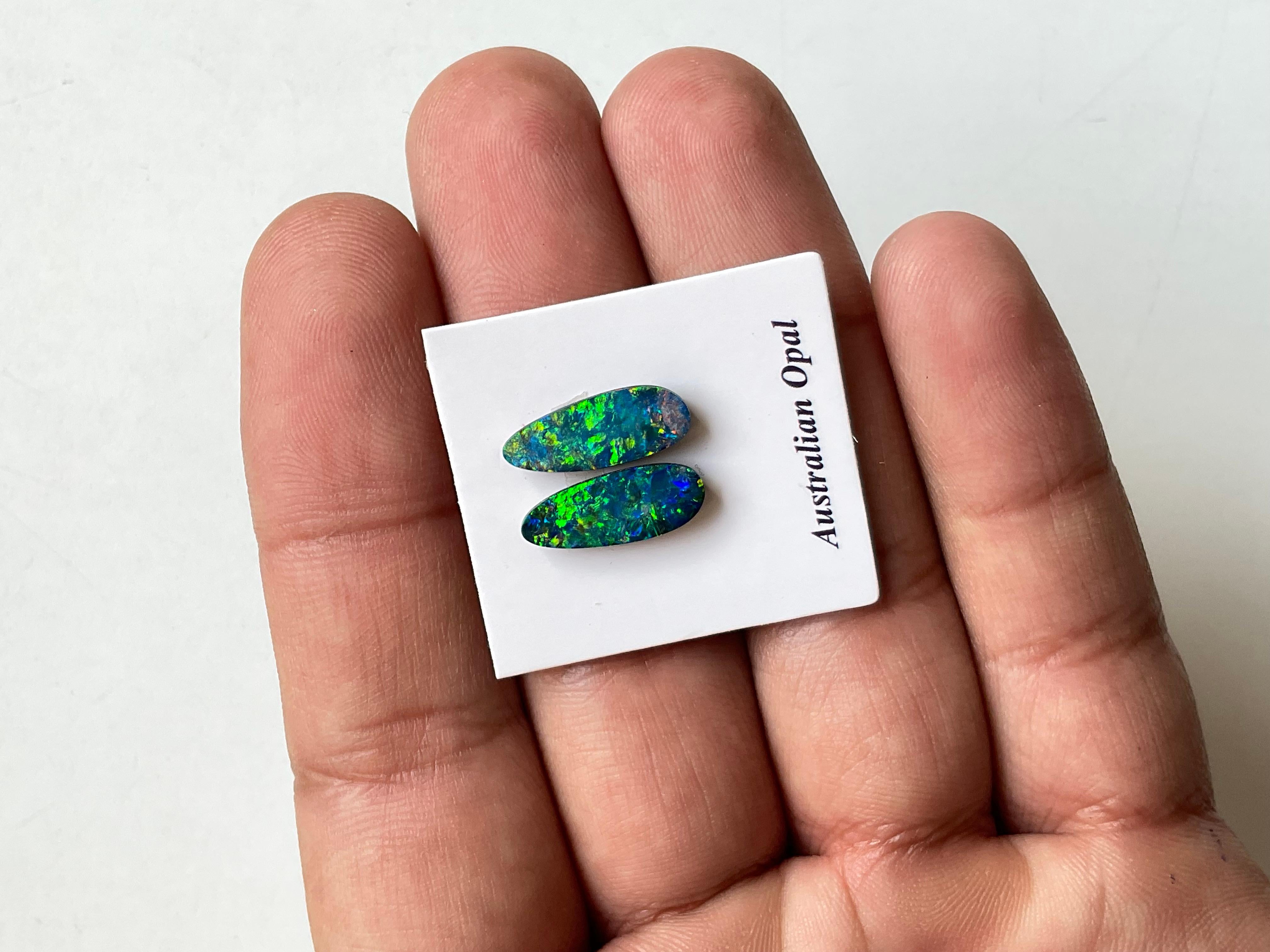 Grezzo Coppia di opali australiani da 3,80 carati Verde reale con giochi di colore blu Gemma in vendita