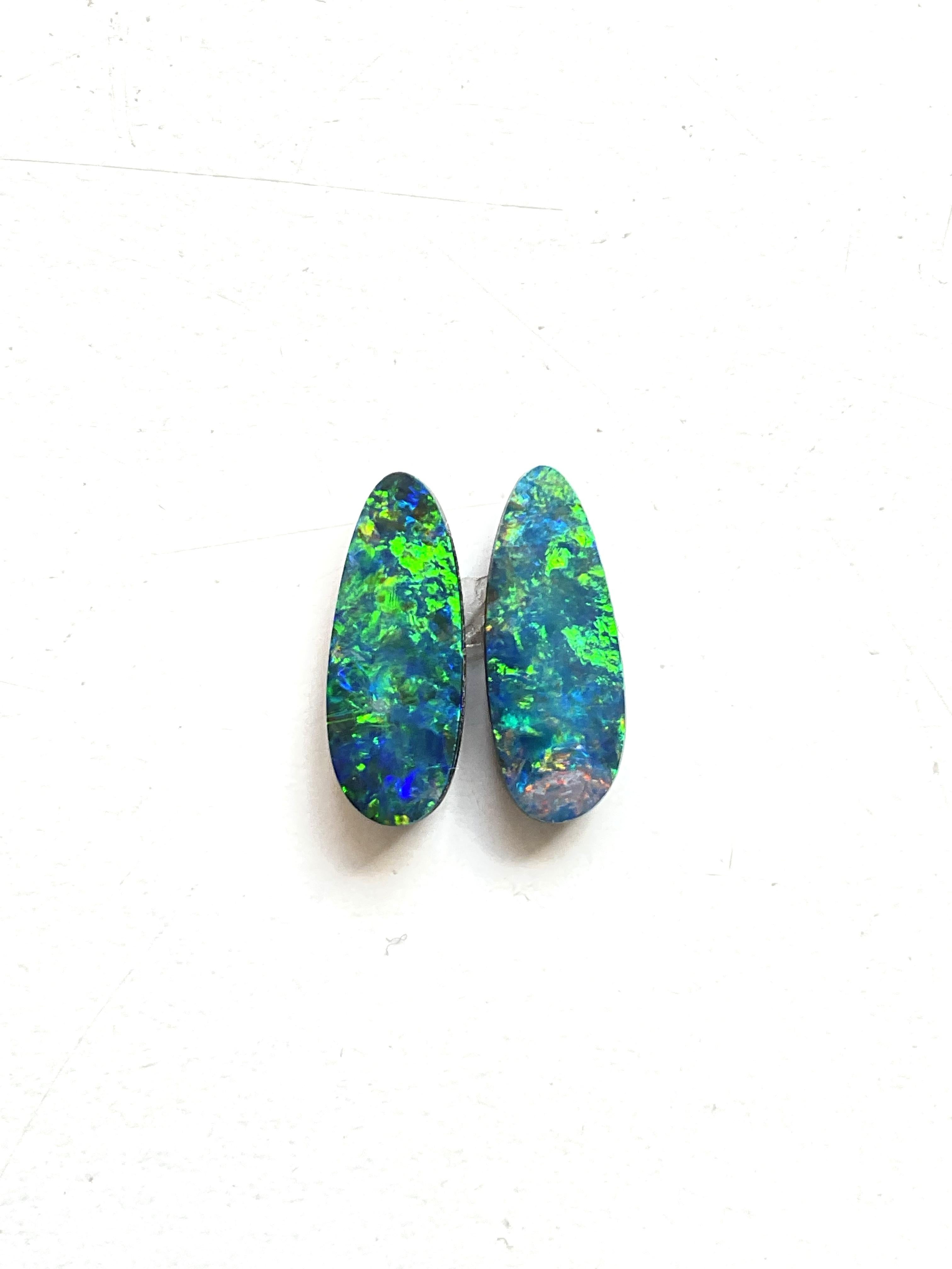Coppia di opali australiani da 3,80 carati Verde reale con giochi di colore blu Gemma in vendita 2