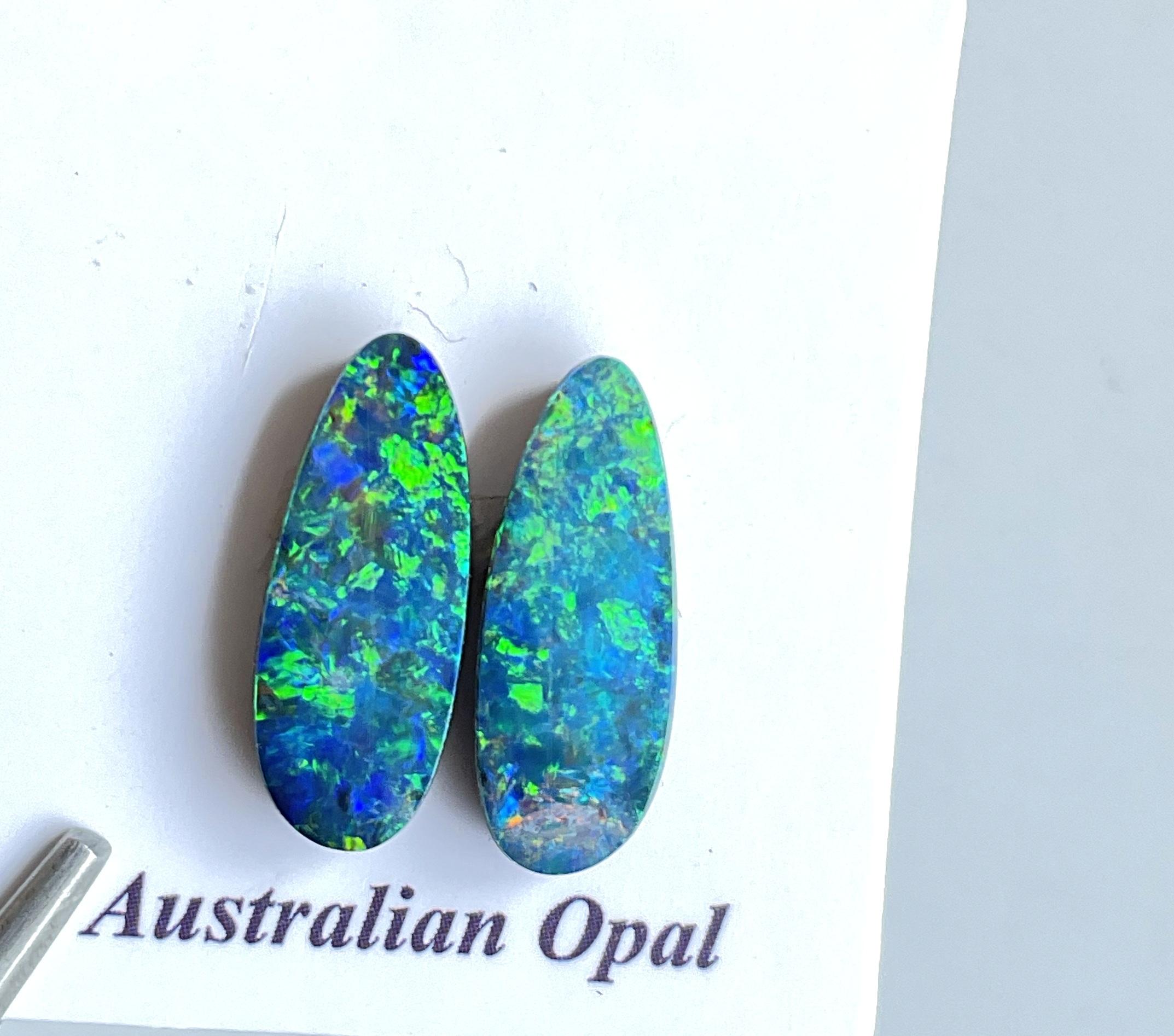 Coppia di opali australiani da 3,80 carati Verde reale con giochi di colore blu Gemma in vendita 3