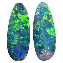 Paire d'opales australiennes vert royal avec jeu de couleurs bleu de 3,80 carats
