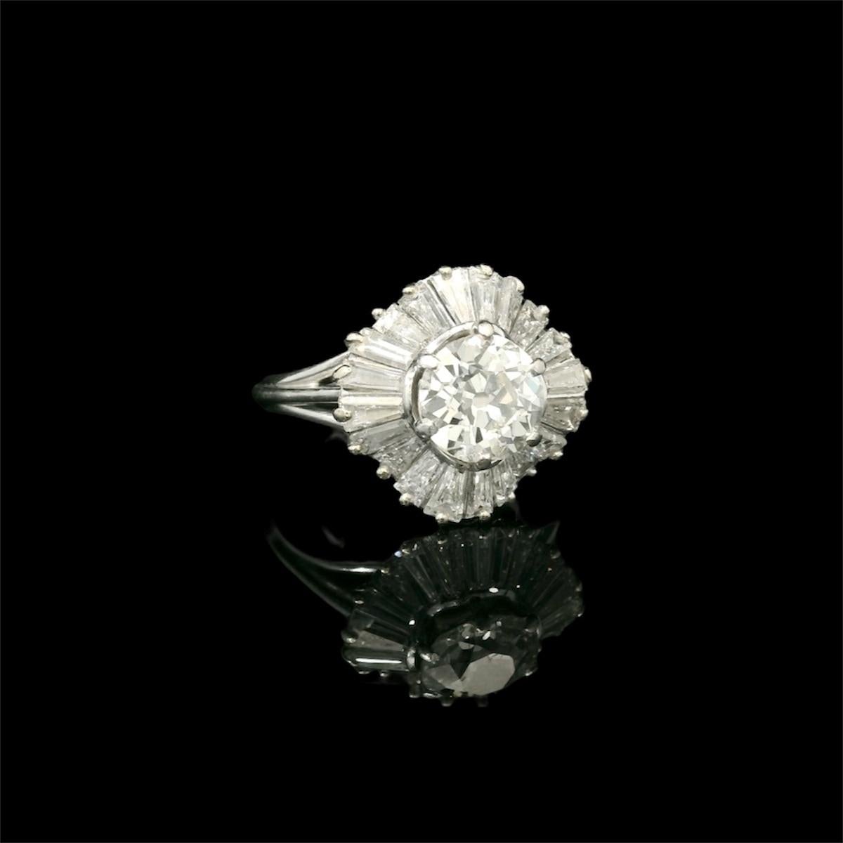 3.80 Carats Diamond jupe ring circa 1960 In Excellent Condition For Sale In Uccle, BE
