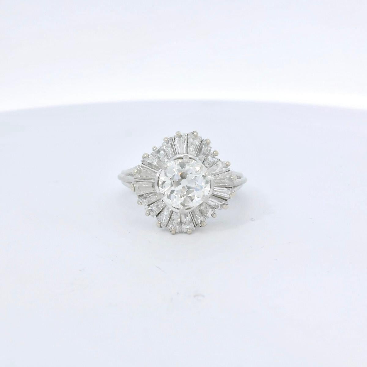 3.80 Carats Diamond jupe ring circa 1960 For Sale 3