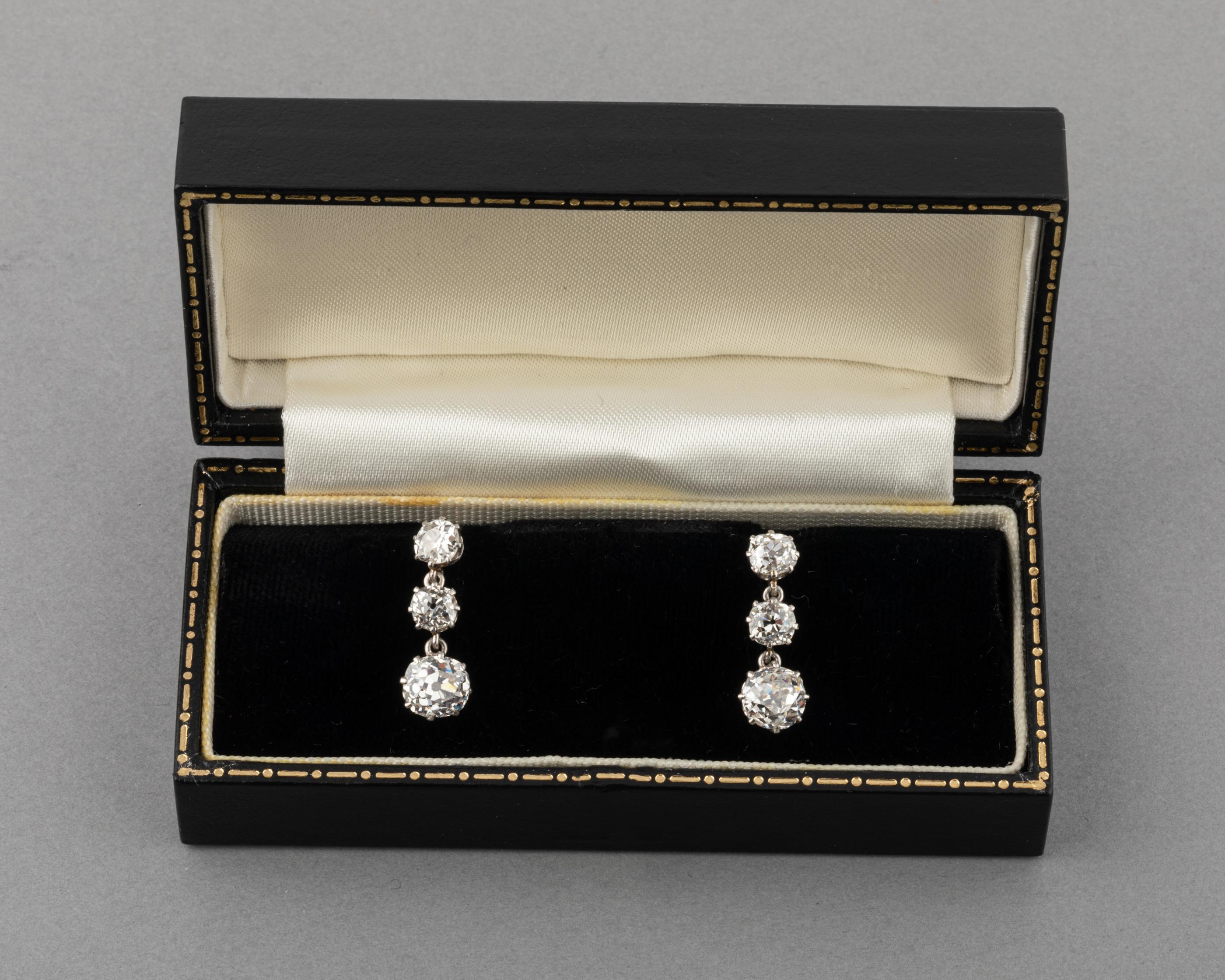 Very beautiful pair of antique earrings, made circa 1910/20.
The two principal diamonds weights 1.40 Carats each. Old cushion cut diamonds.
The quality is H/ I color, Vs clarity for one and Si for the other.
The pair is made in Gold 18k, multiple