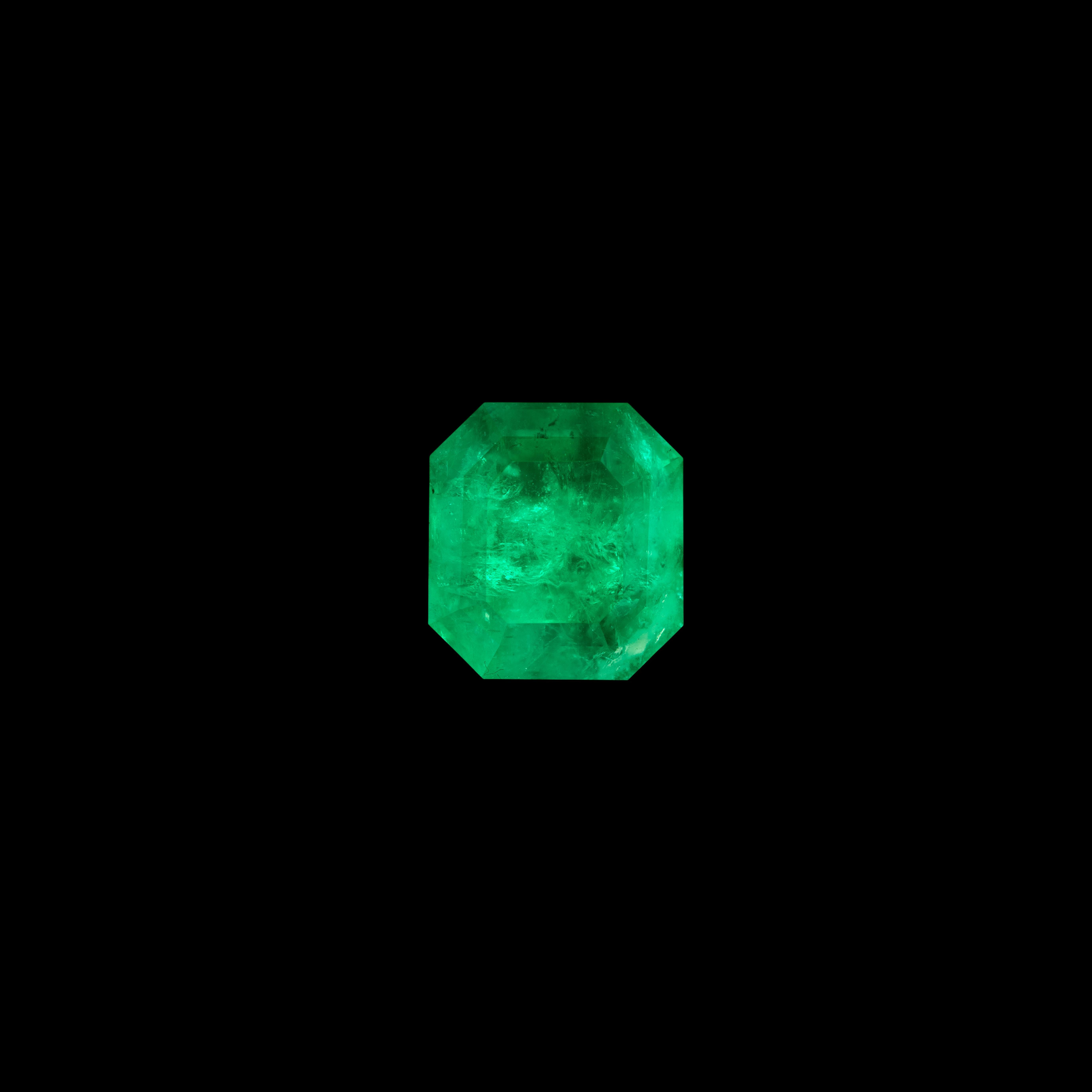 Cette émeraude en vrac pèse 3,80 carats et est taillée selon un motif octogonal classique, qui met magnifiquement en valeur sa large table. Sa teinte verte brillante, de moyenne à profonde, est répartie uniformément sur toute la pierre, et son poids