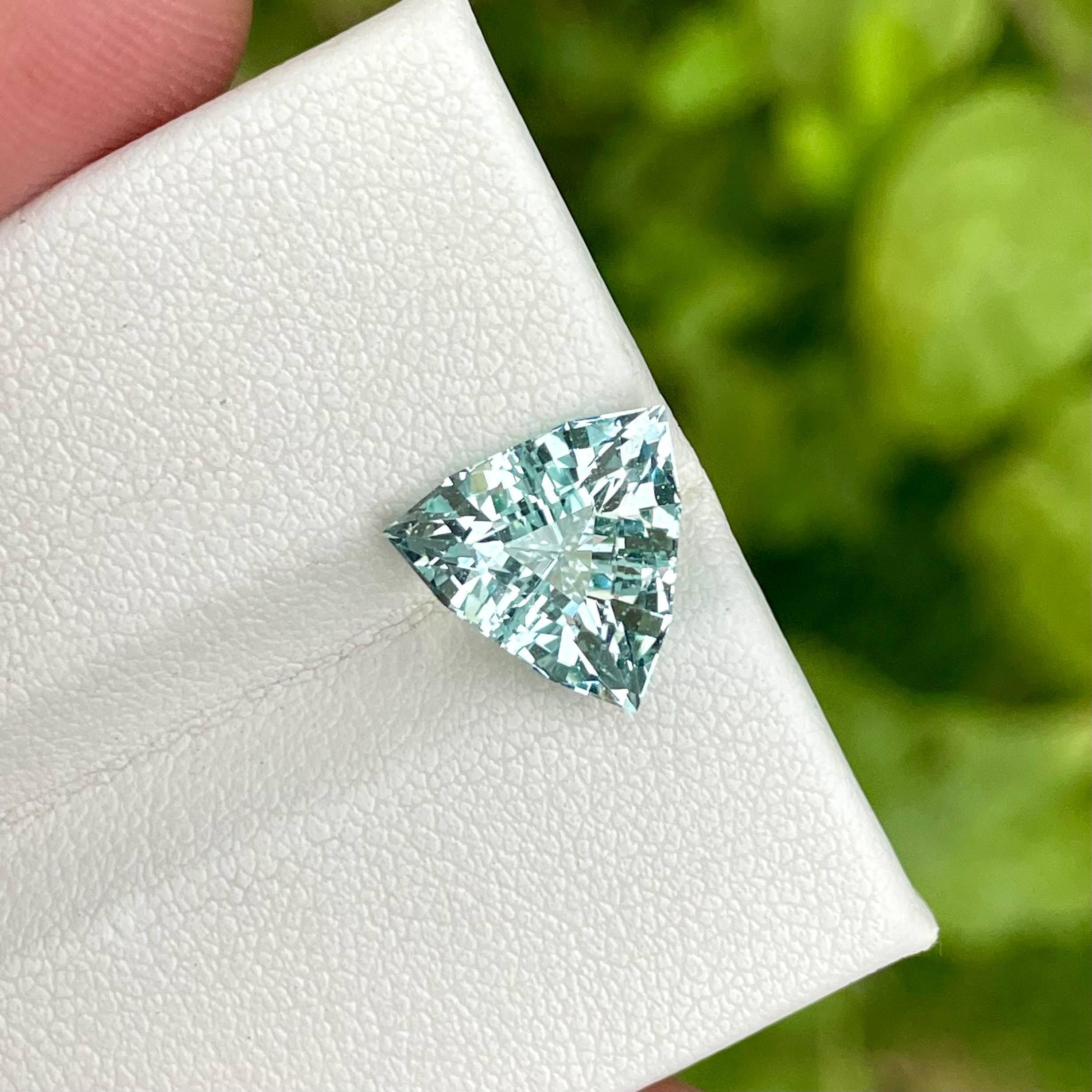 Gewicht 3,80 Karat 
Abmessungen 11,0x10,9x6,7 mm
Behandlung keine 
Herkunft Pakistan 
Klarheit VVS
Form dreieckig 
Geschliffener Trilliant 



Der 3.80 Karat schwere hellblaue Aquamarin hat einen exquisiten Trilliant-Schliff, der seine natürliche