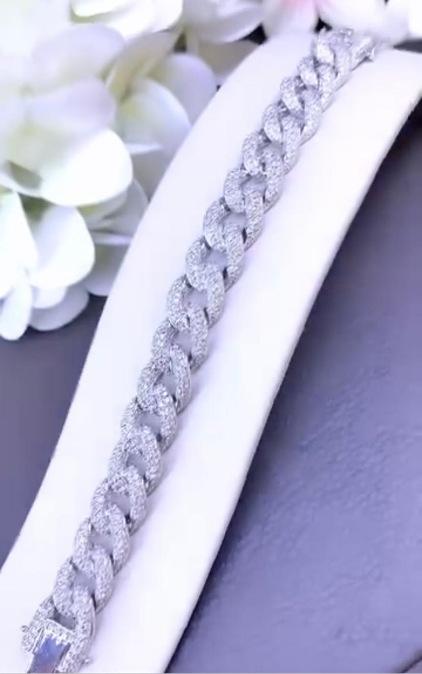 Un bracelet exclusif dans le design de Groumette, si élégant et particulier, une véritable œuvre d'art.
Superbe bracelet en or 18 carats Diamants naturels, de taille ronde et brillante, de 3,80 carats,
 Couleur F, pureté VS, très brillant.
Fabriqué