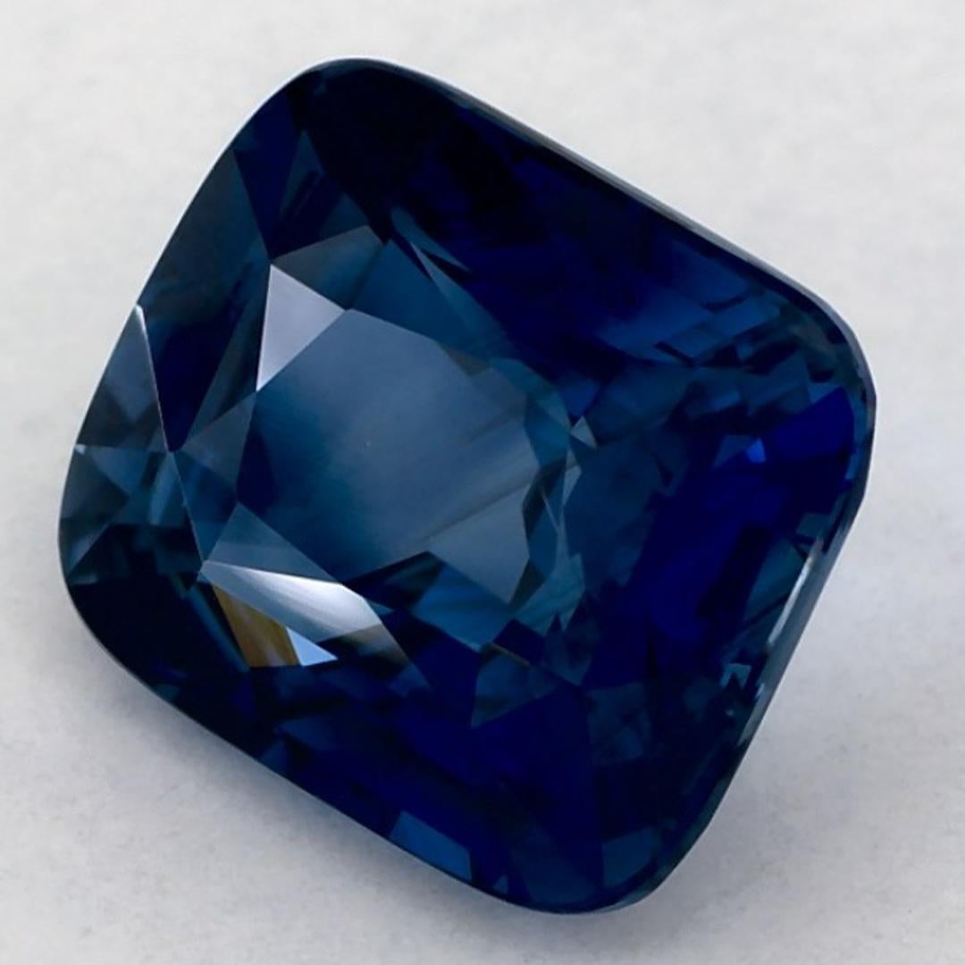 Dieser natürliche blaue Saphir bietet Eleganz und Raffinesse. Mit seiner satten Farbsättigung und seinem präzisen Schliff ist er der perfekte Mittelpunkt für einen Verlobungsring oder ein luxuriöses Schmuckdesign.

Dieser Saphir stammt aus Sri Lanka