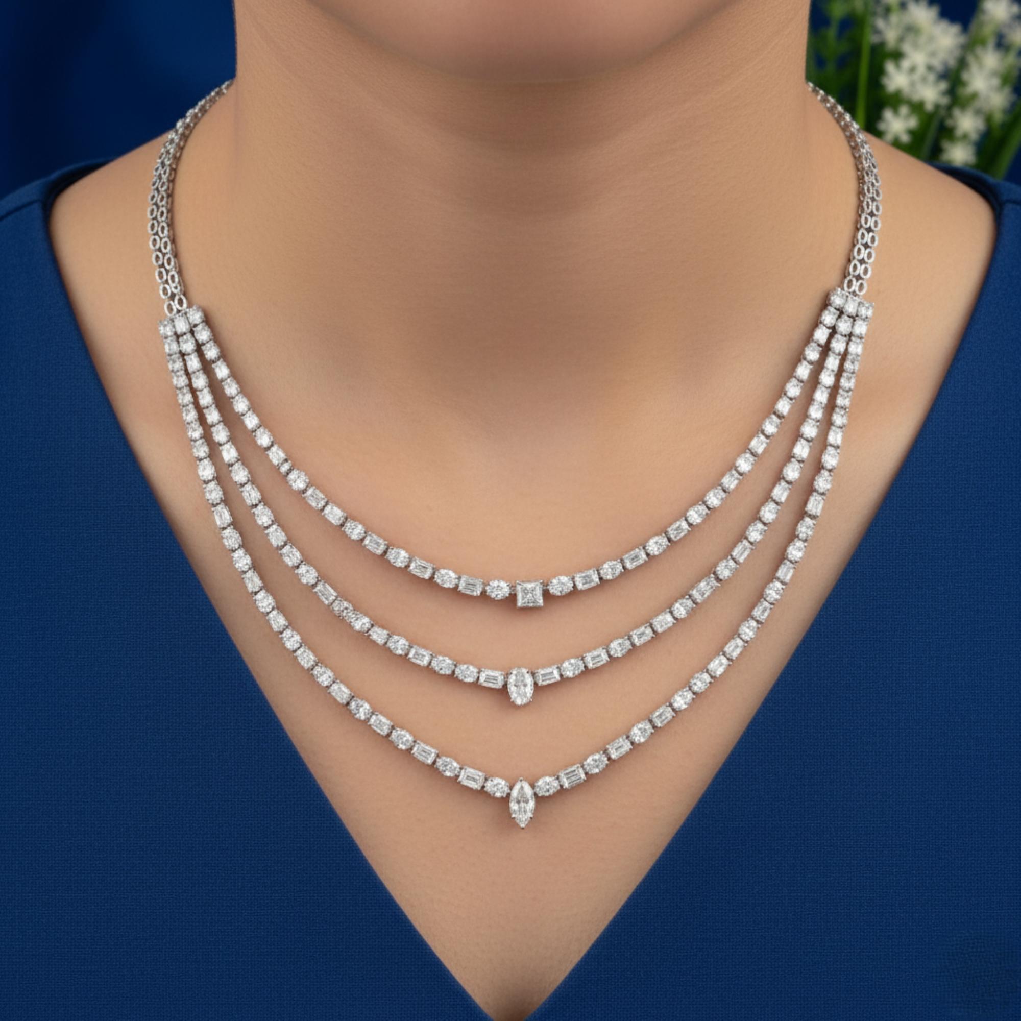Collar gargantilla de tres vueltas de oro blanco de 14k con diamantes naturales SI/H de 38,03 quilates 
Este exquisito collar muestra un diseño en cascada de tres capas. El estilo graduado de tres niveles contornea maravillosamente el escote. En el