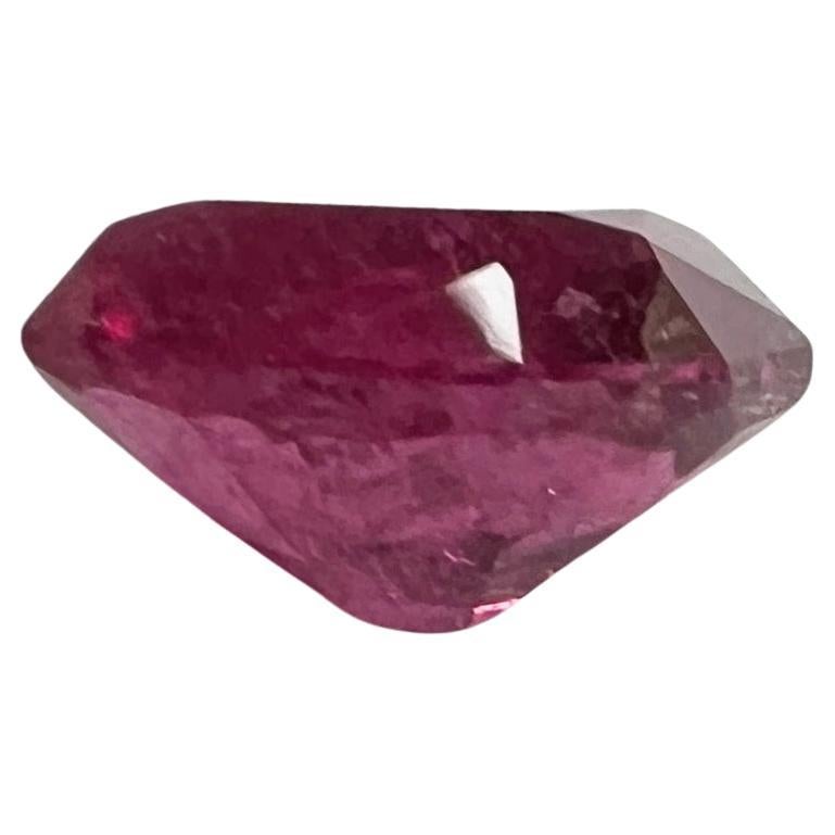 Wir stellen unseren exquisiten 3,80ct Pink Oval Rubellite Edelstein vor - ein strahlendes Meisterwerk, das Eleganz und Raffinesse verkörpert. Dieser atemberaubende Edelstein hat einen fesselnden ovalen Schliff, der sorgfältig bearbeitet wurde, um