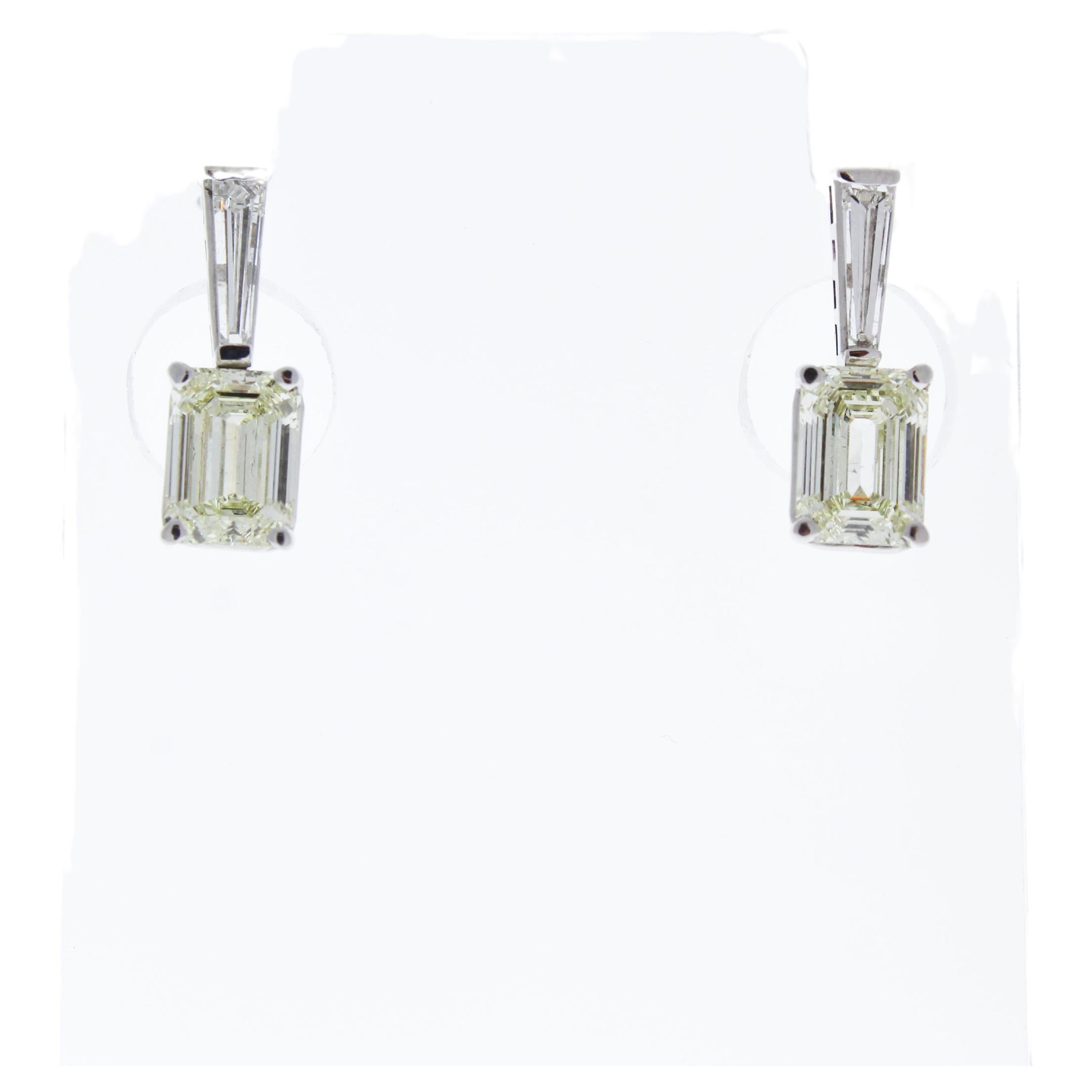 Boucles d'oreilles en or blanc 14k avec diamant taille émeraude 3,80CTW en vente