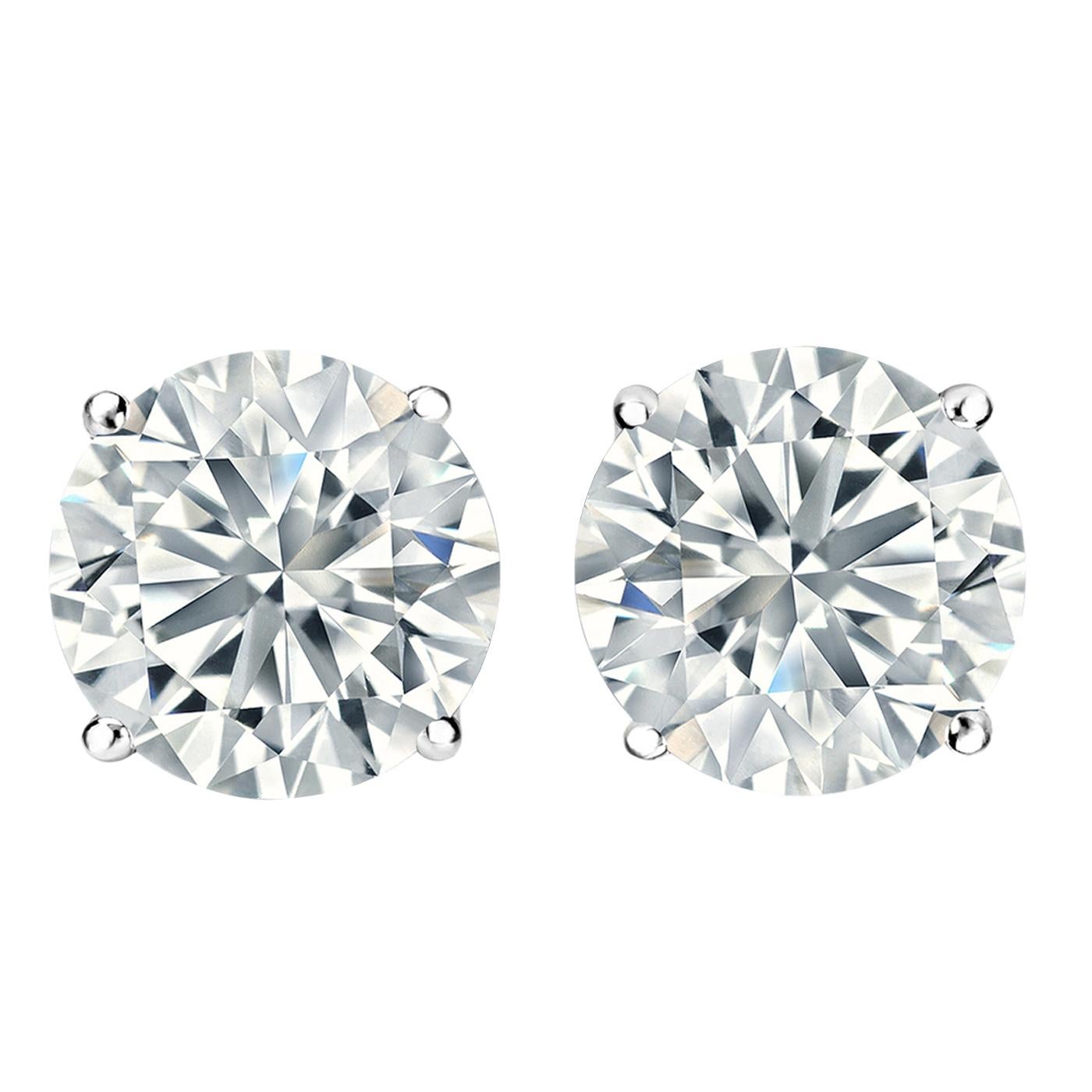 Une paire spectaculaire de boucles d'oreilles en diamant rond brillant certifié GIA, pesant chacune 1,90 carat pour un total de 3,80 carats. Les deux diamants naturels sont parfaitement assortis en termes de taille, de couleur et de pureté, ce qui