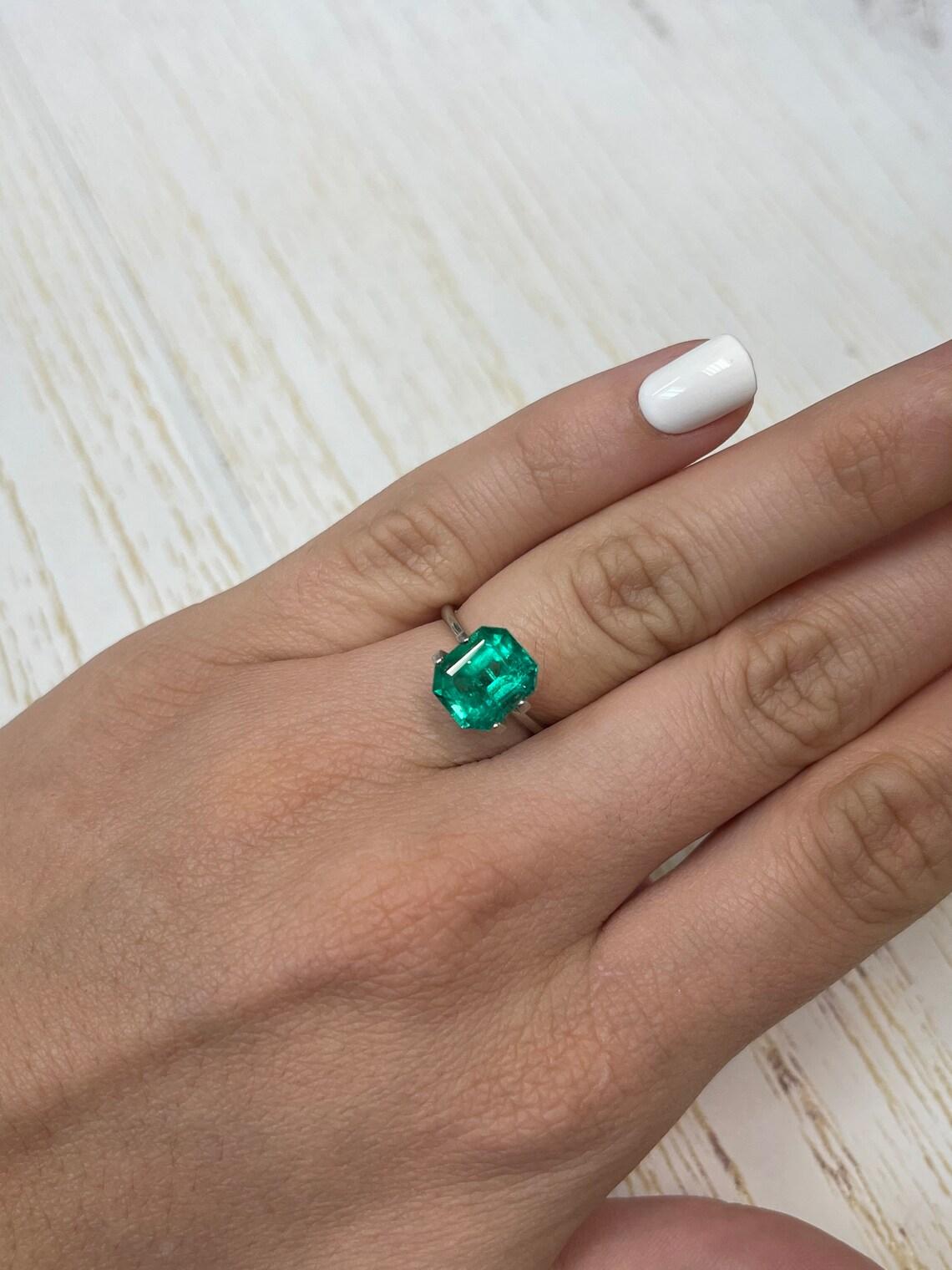 3,81 Karat 10x8,5 Muzo Grüner kolumbianischer Smaragd im echten Smaragdschliff im Angebot 3