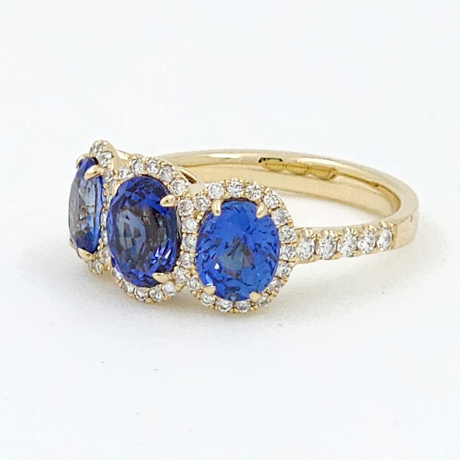 Contemporary 3.81 Carat Blue Sapphire and Diamond Ring in 14 Karat Yellow Gold For Sale