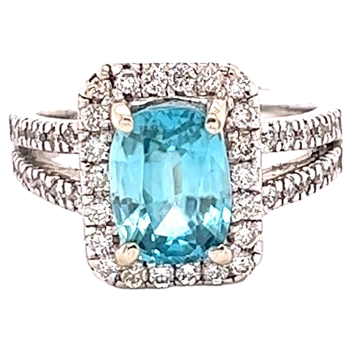 Bague en or blanc avec zircon bleu de 3,81 carats et diamants