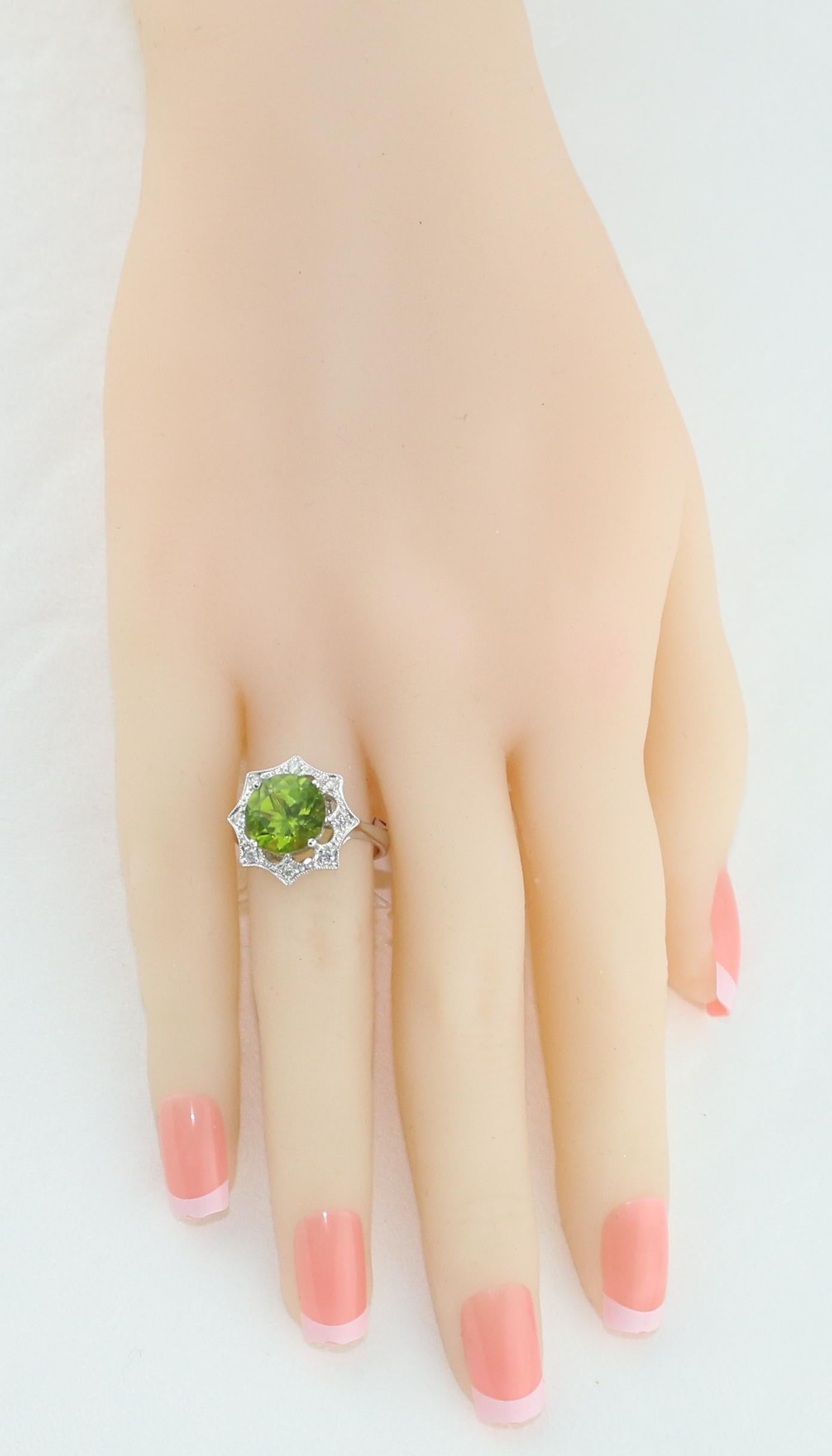 3.81 Carat Round Peridot and Diamond Gold Ring In New Condition For Sale In New York, NY